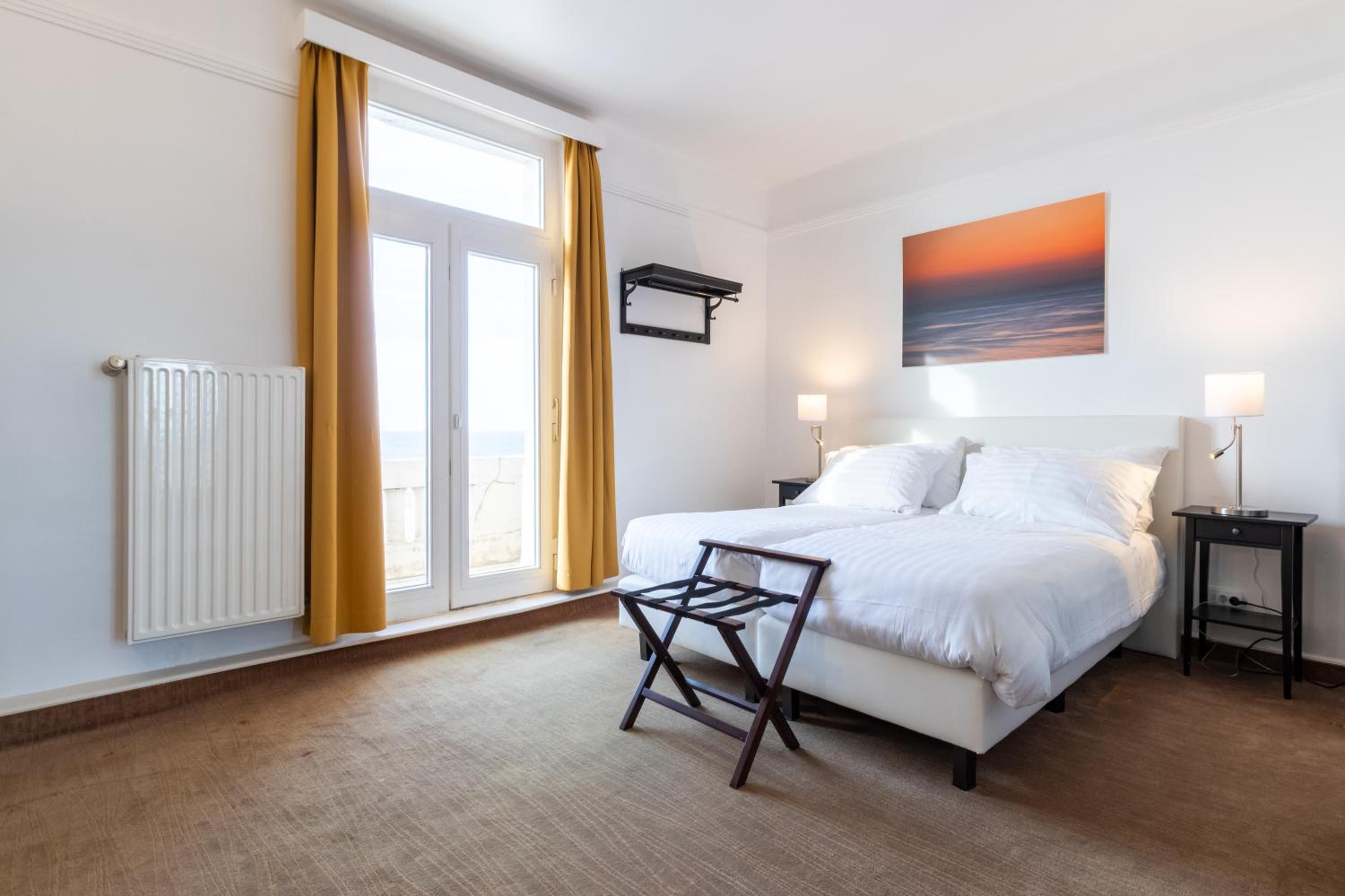 Classic Twin Room with Sea View - Photo 2