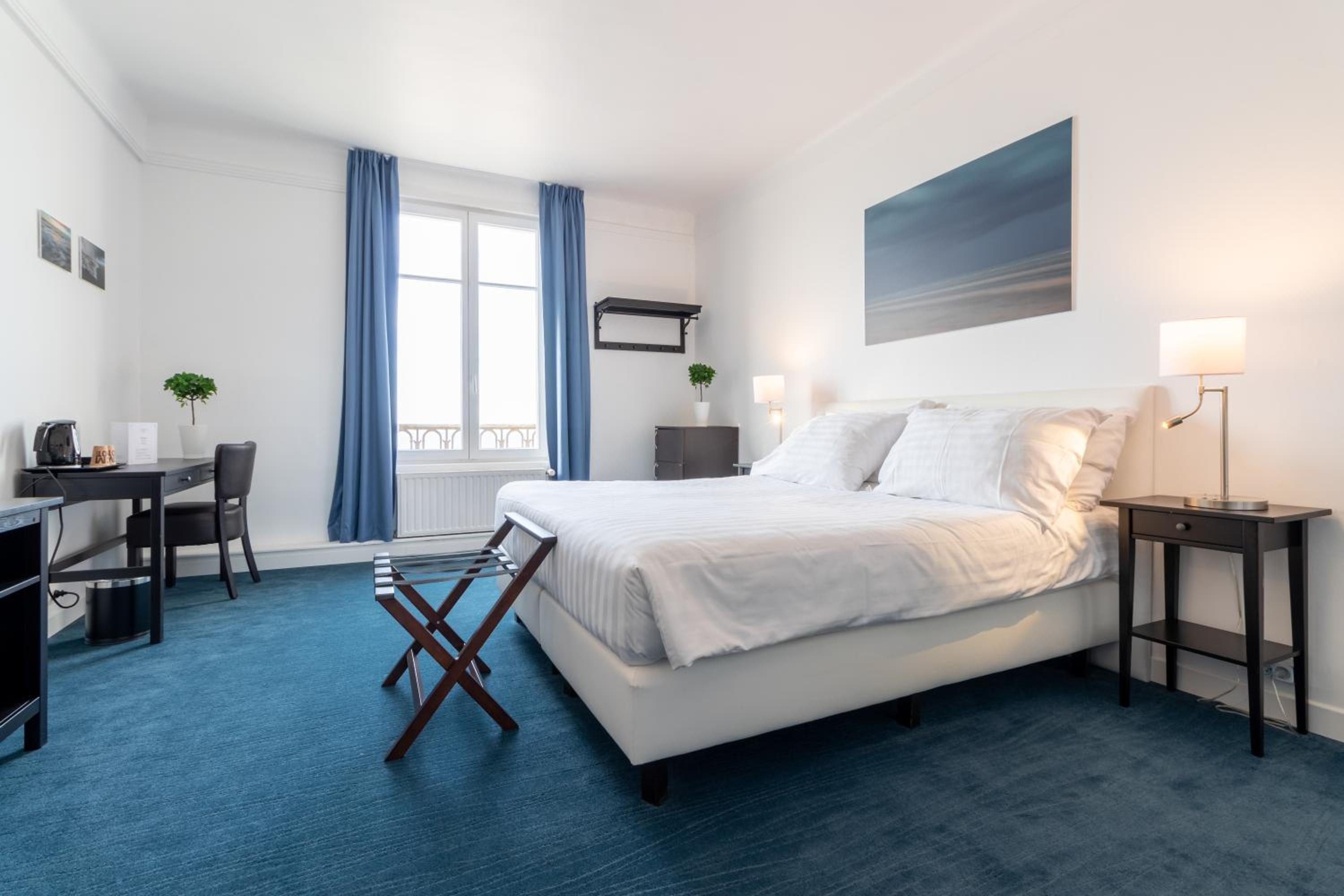 Classic Twin Room with Sea View - Photo 3