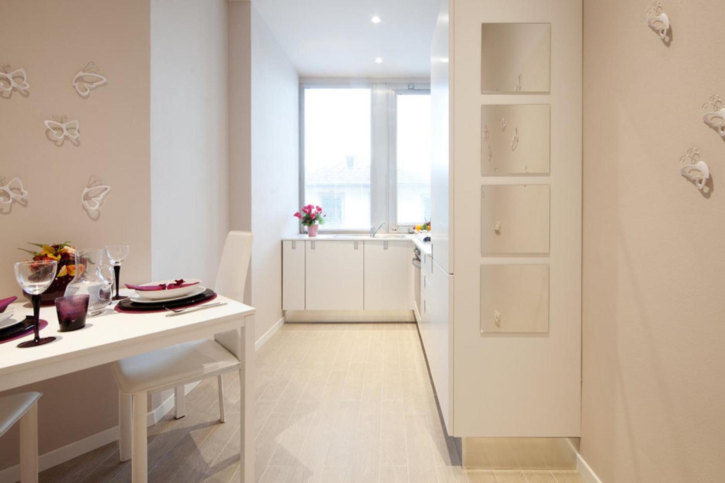 One-Bedroom Apartment with Free Parking photo 2