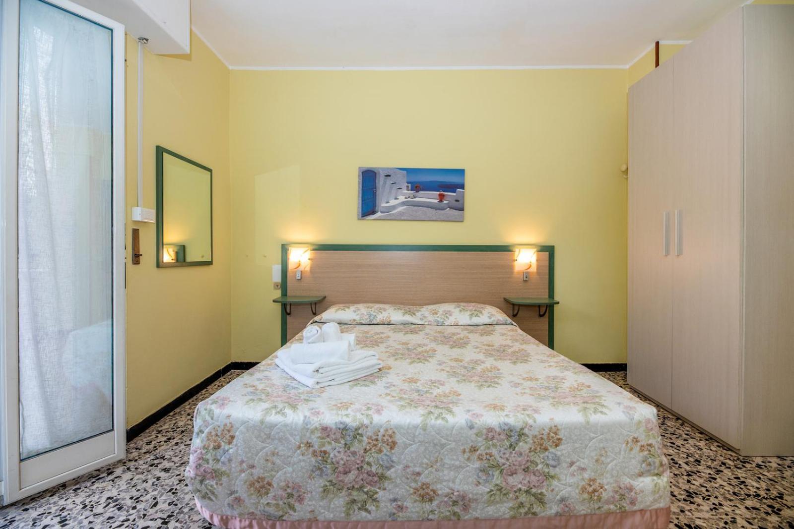 Double Room with Balcony - Photo 6