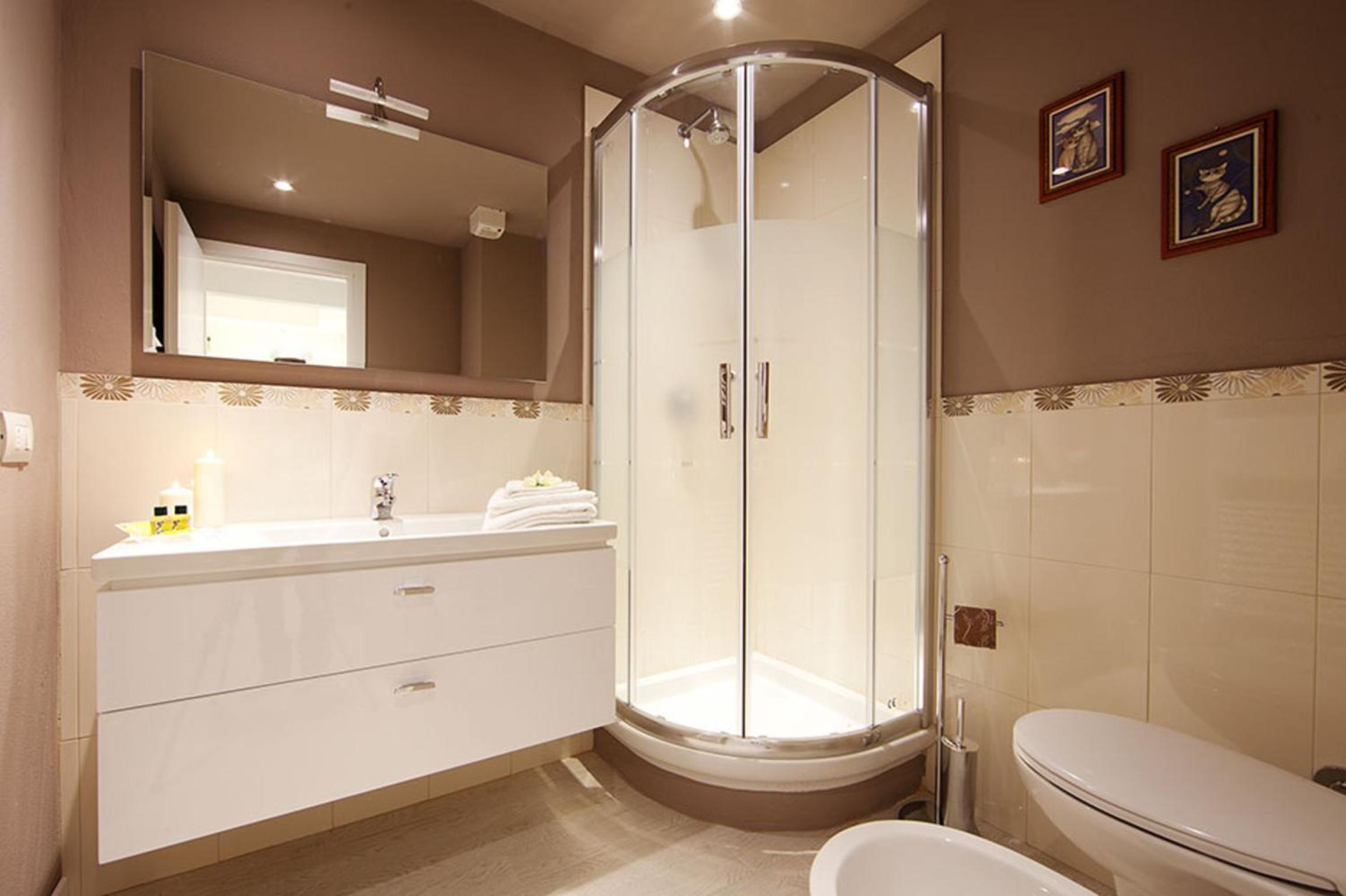 One-Bedroom Apartment with Free Parking photo 3