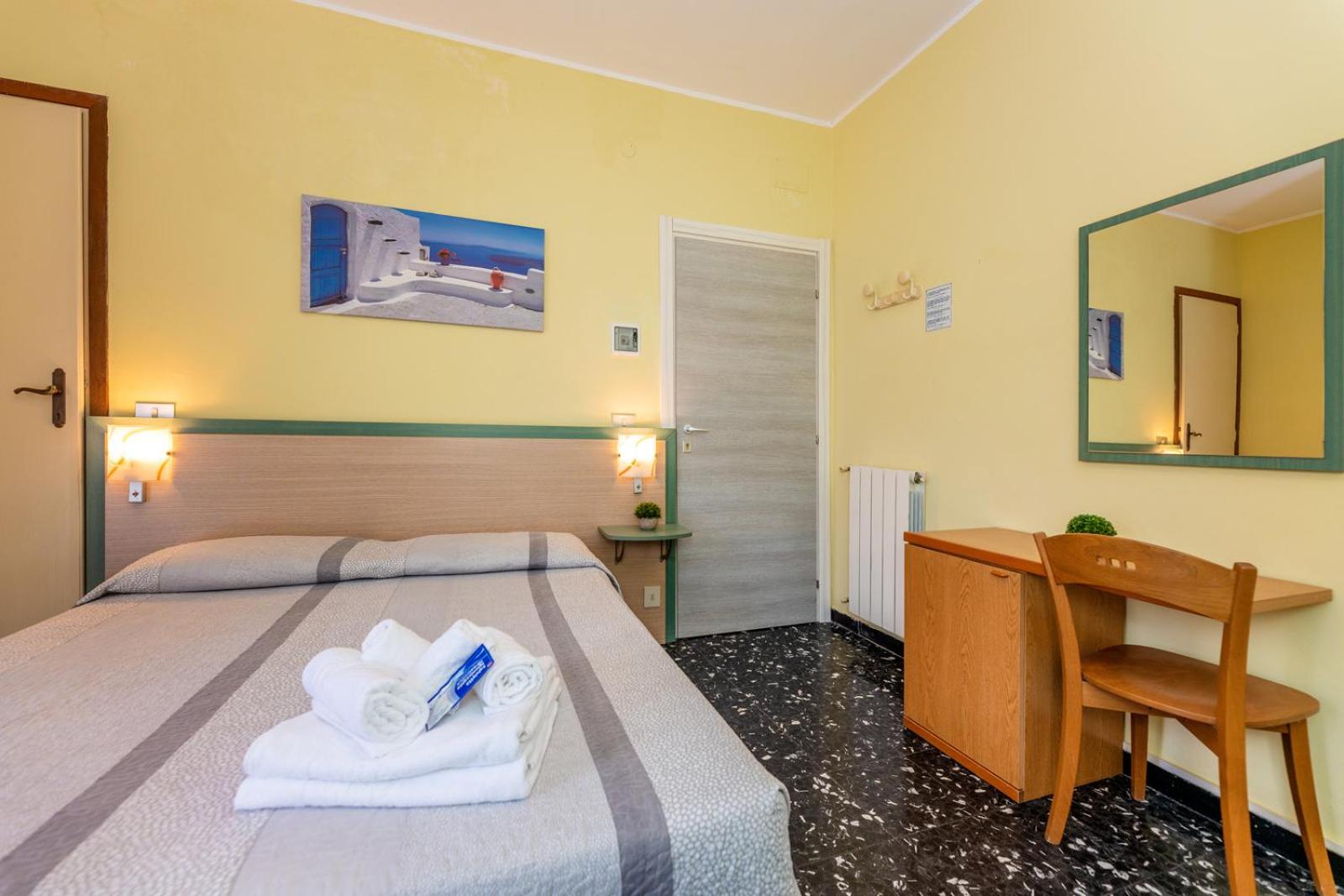 Double Room with Balcony - Photo 3