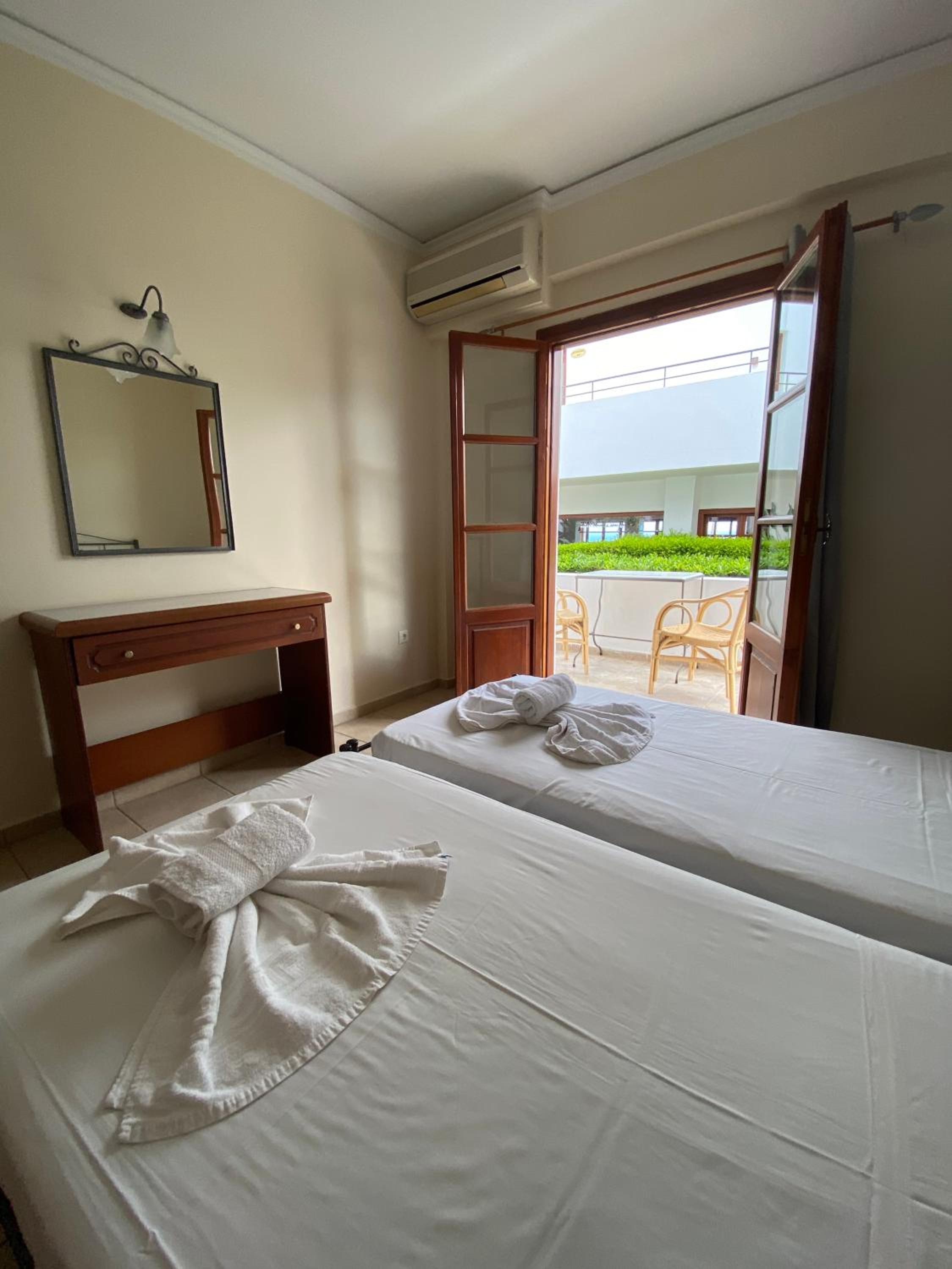 Junior Suite with Garden View (2 Adults) - Photo 4