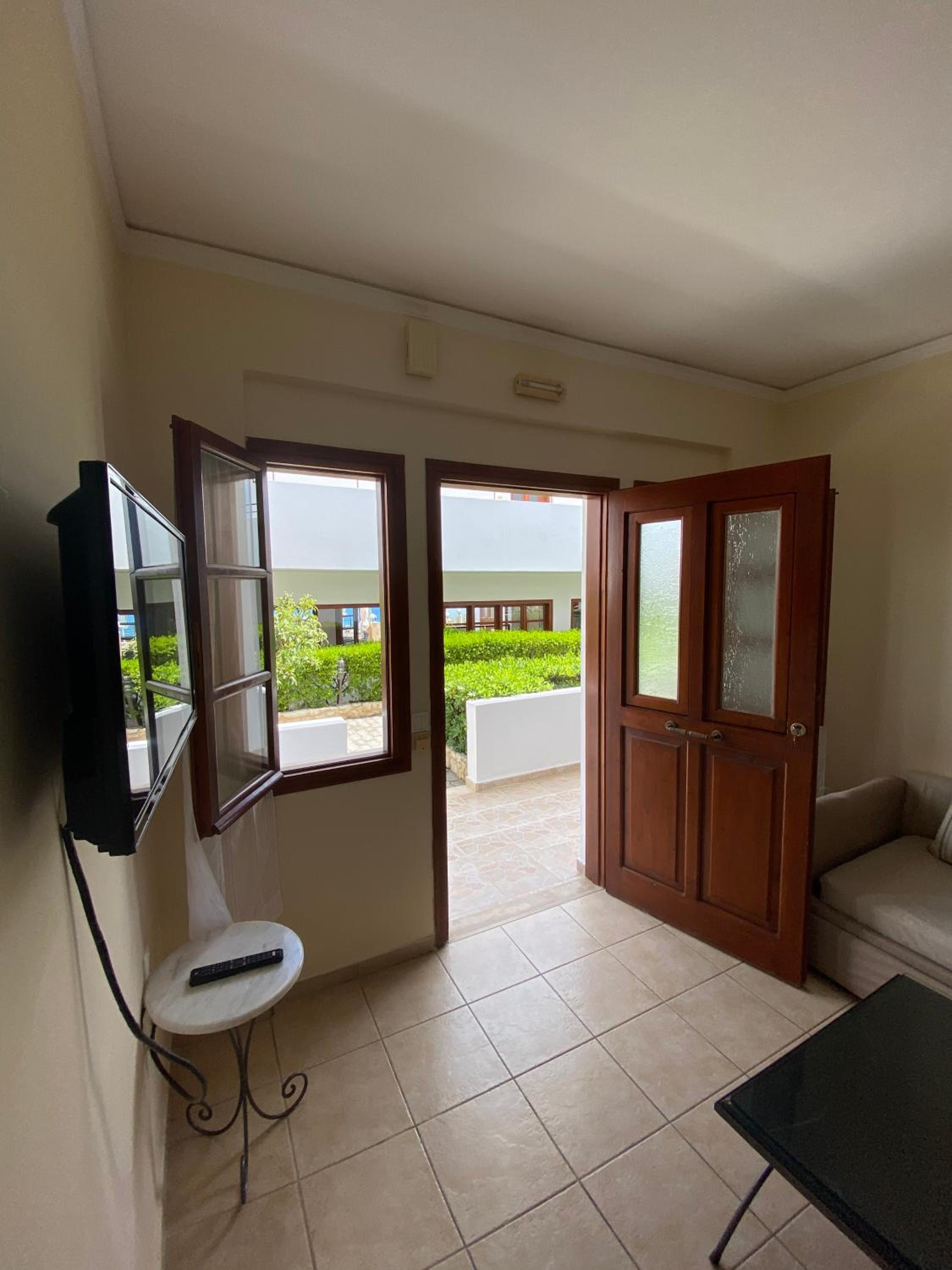 Junior Suite with Garden View (2 Adults) - Photo 3