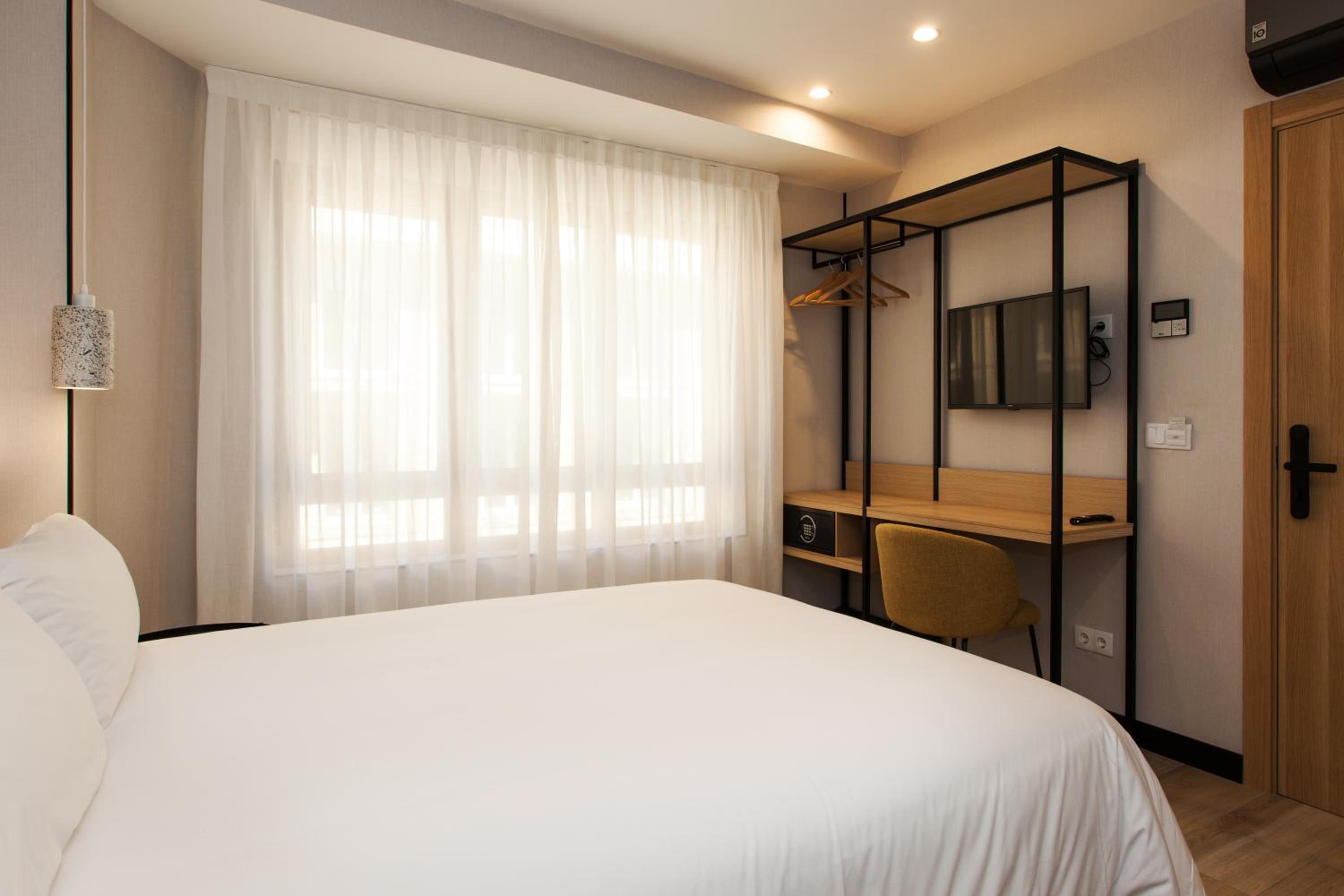 Standard Double or Twin Room - Photo 9
