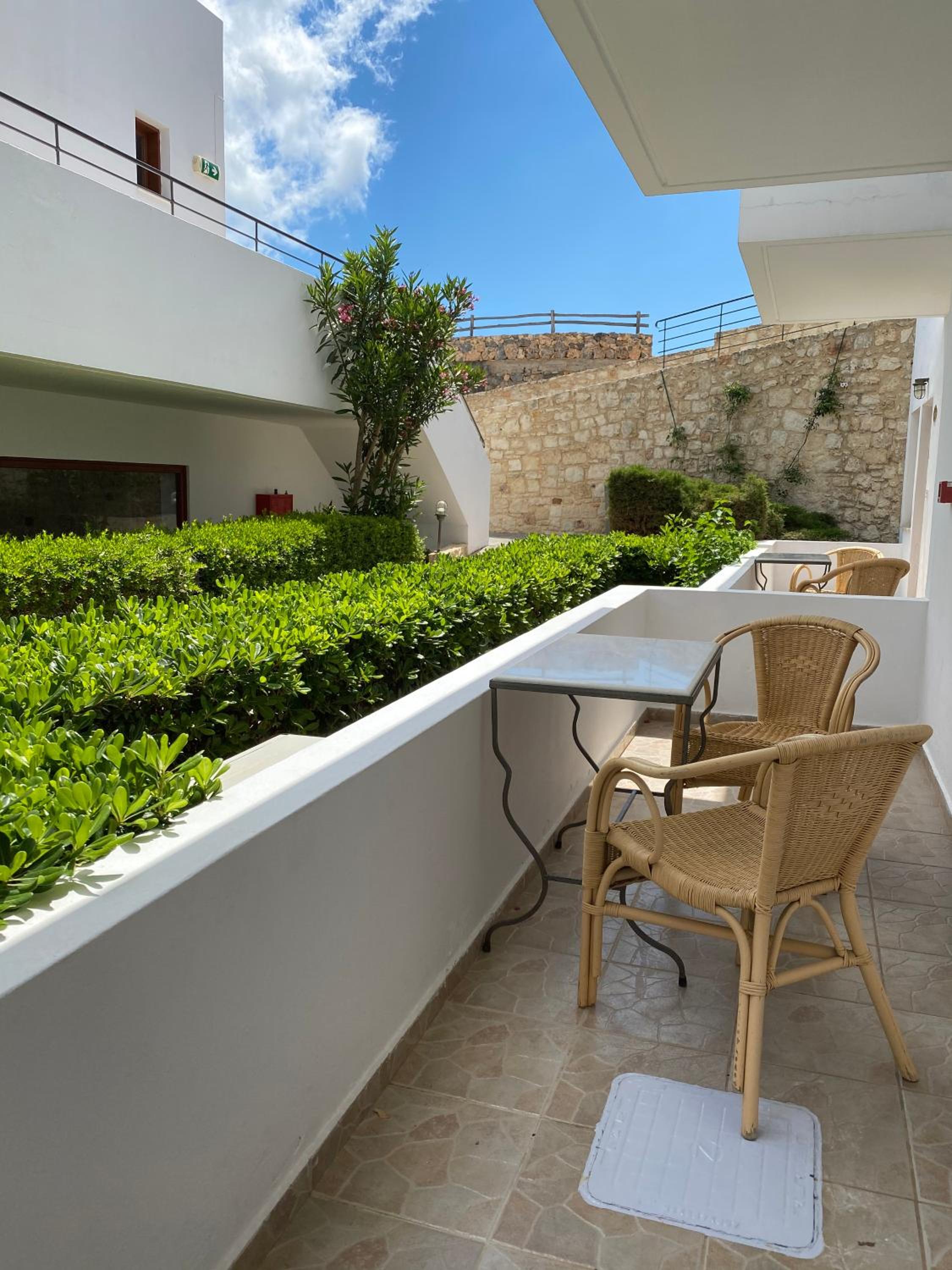 Junior Suite with Garden View (2 Adults) - Photo 8
