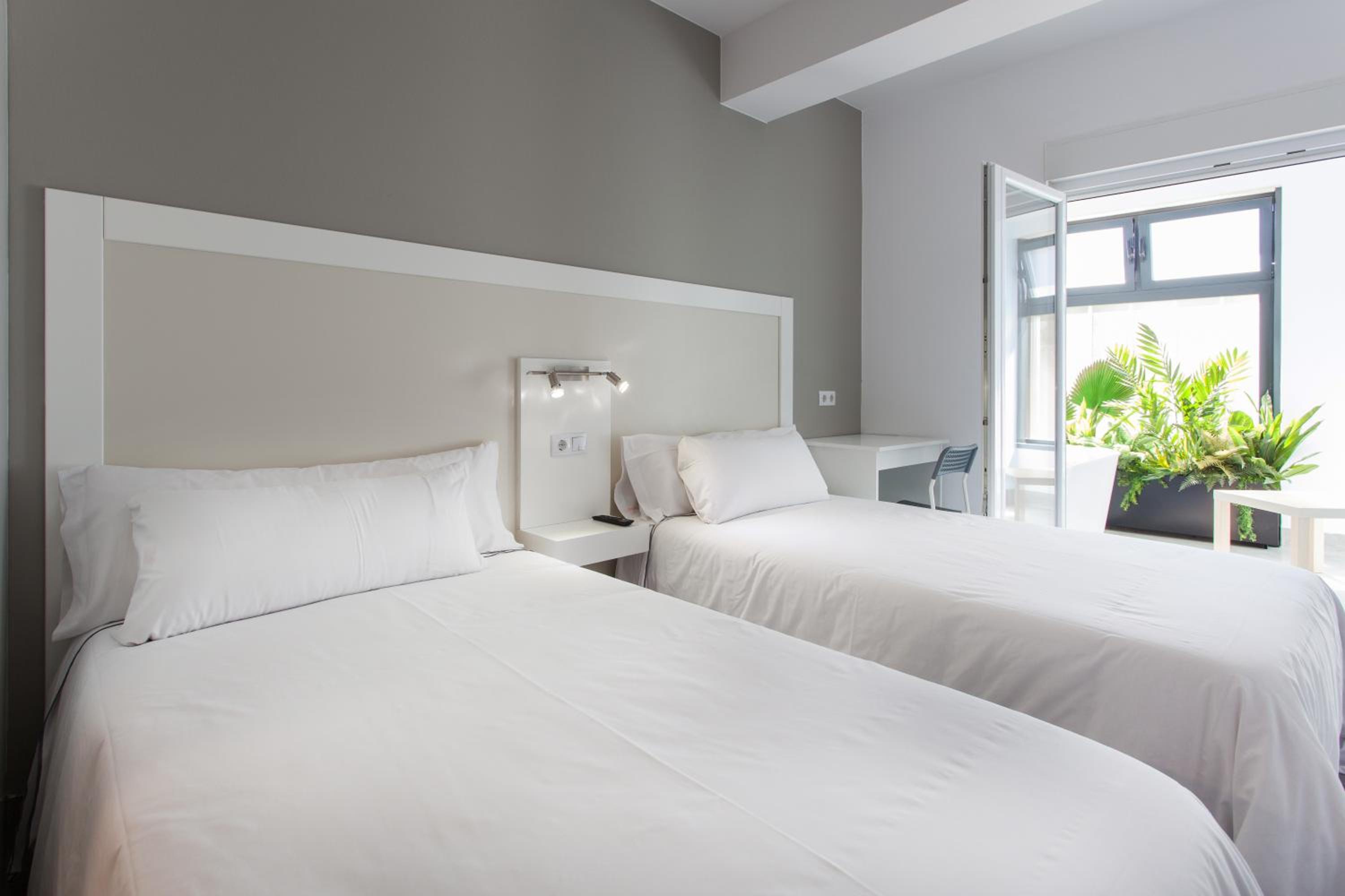 Basic Double or Twin Room with Bath  - Photo 8