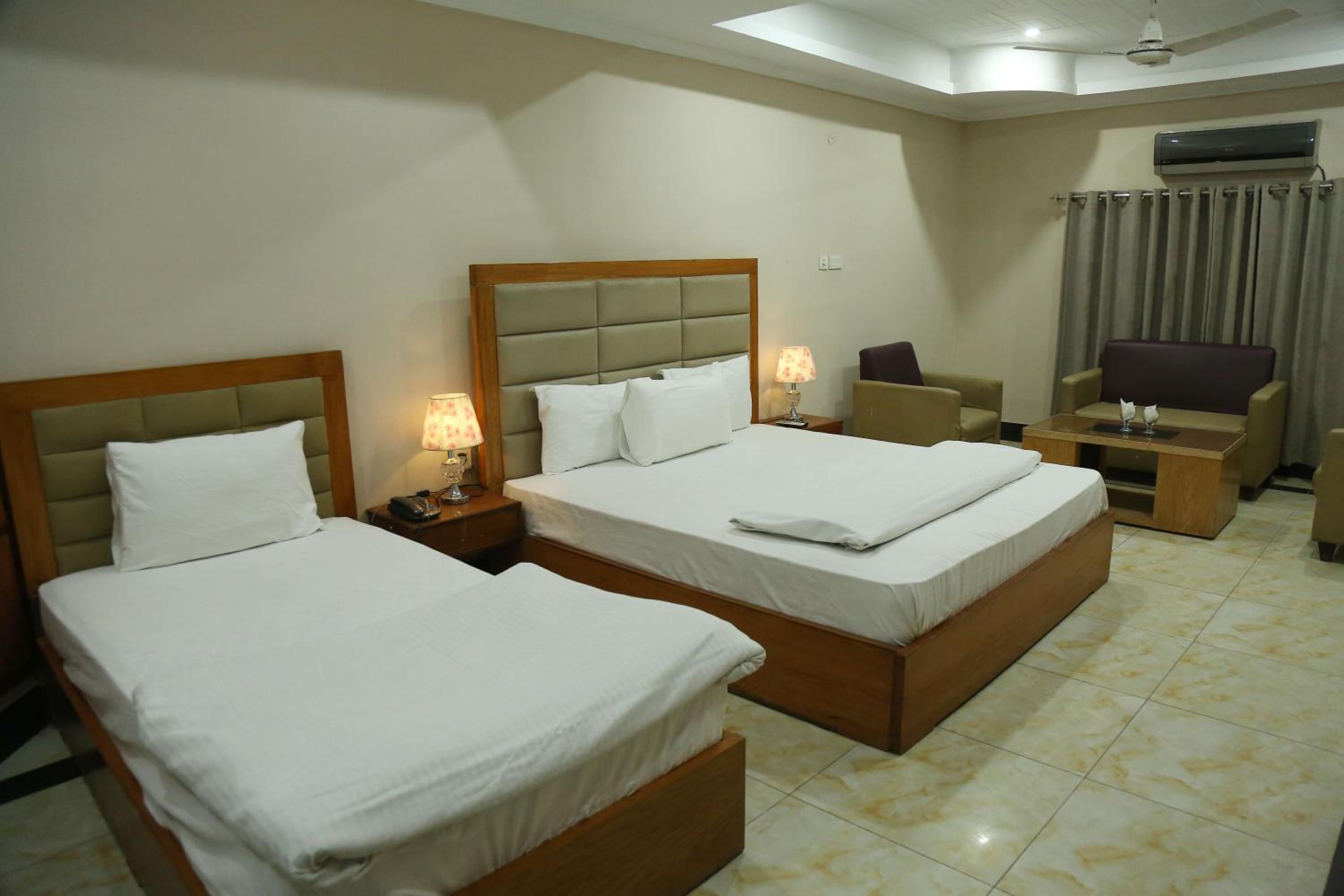 Deluxe Triple Room - Photo 9