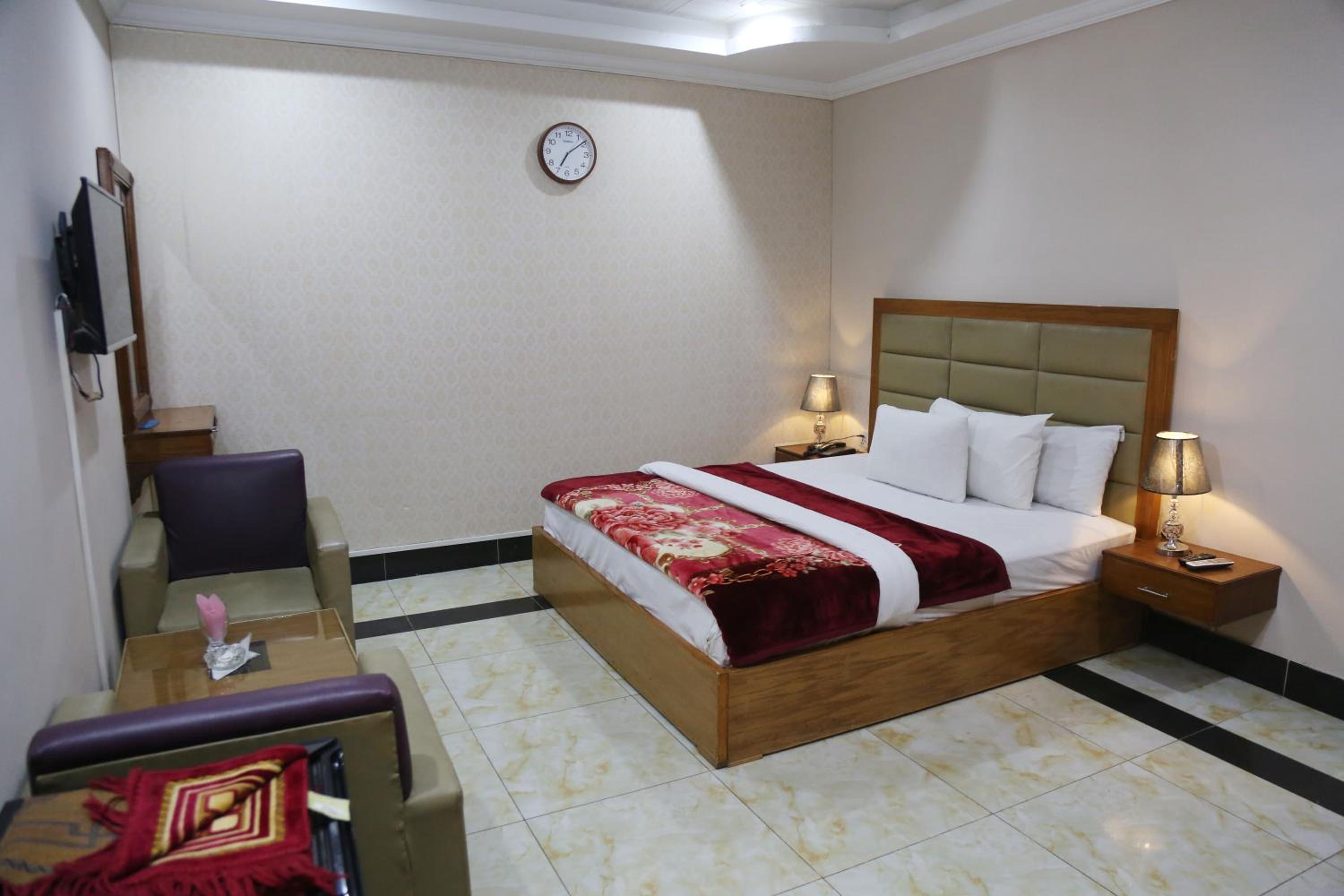 Deluxe Double Room - Photo 13