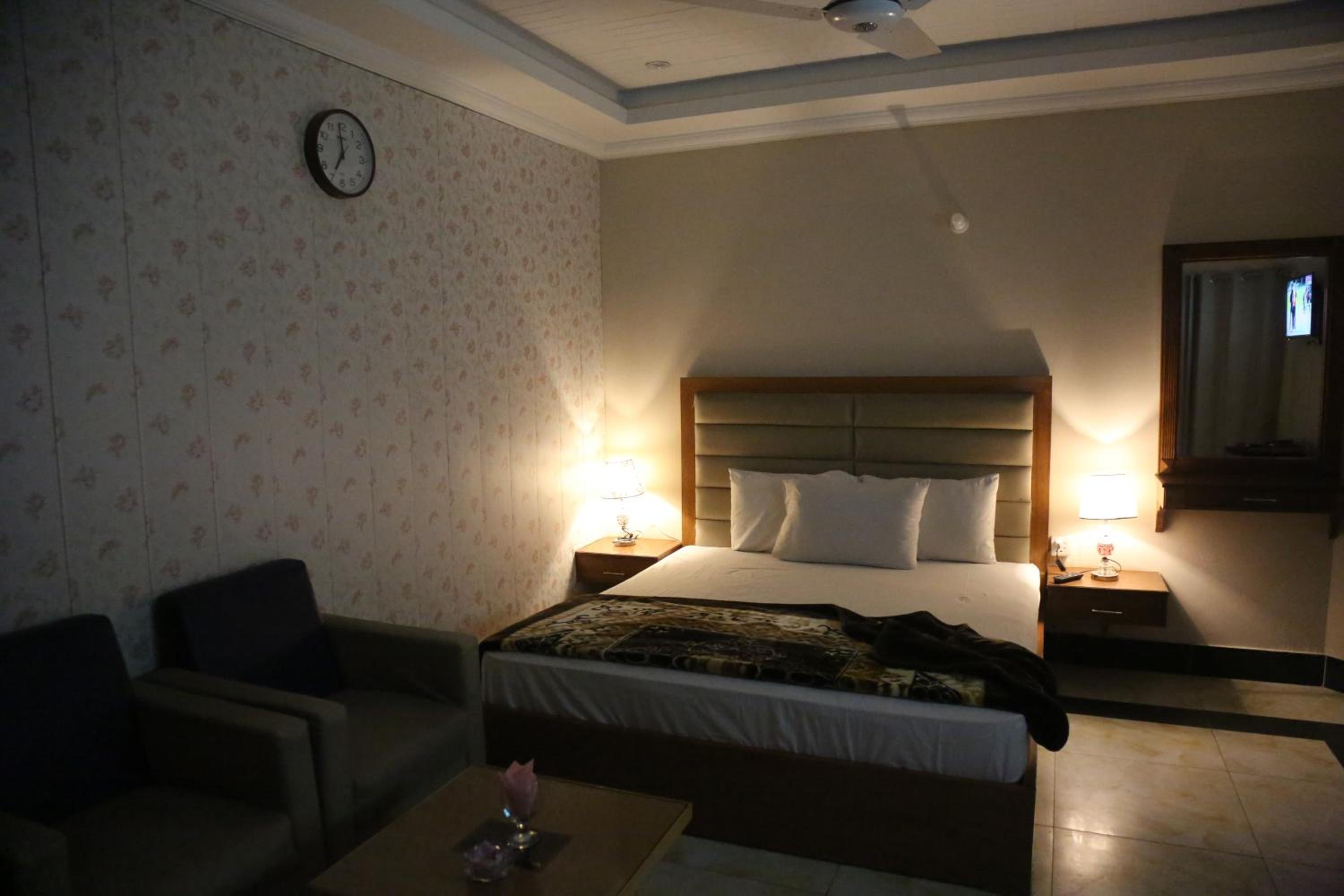 Deluxe Double Room - Photo 14