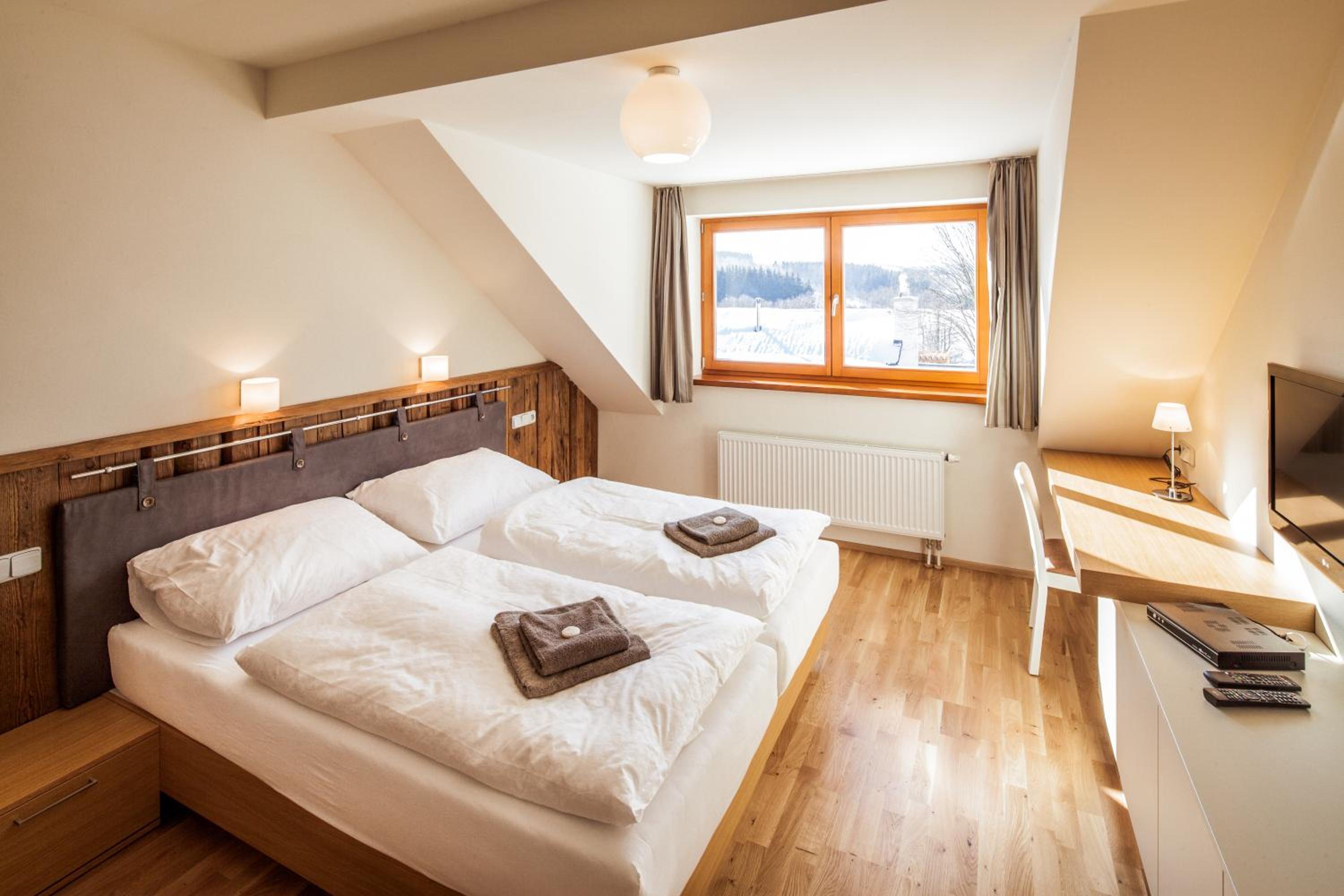Deluxe Double Room (2 Adults + 1 Child)