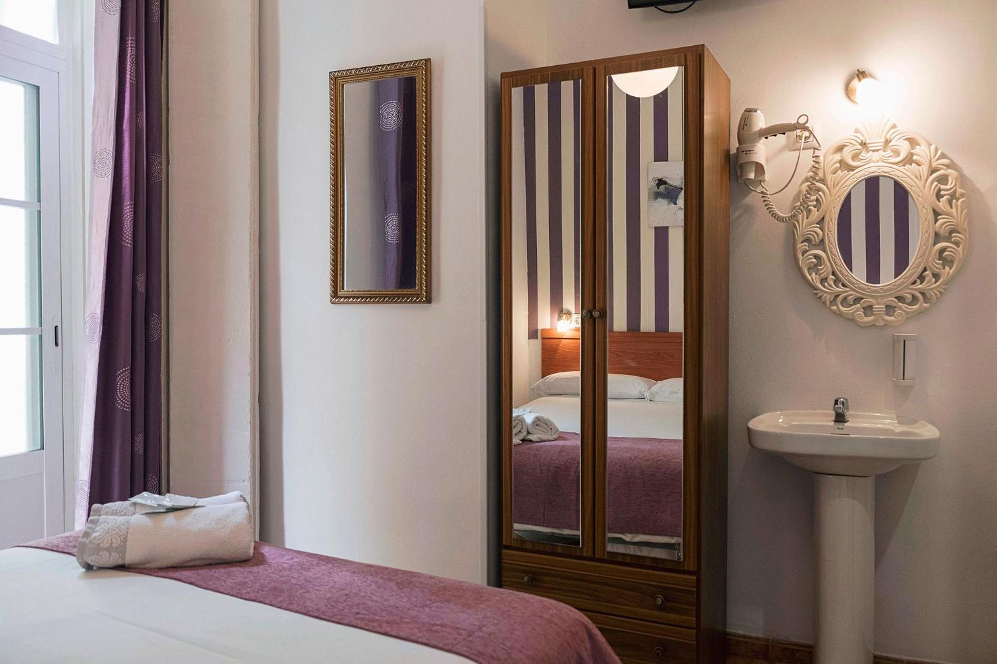 Double Room with Private External Bathroom photo 2