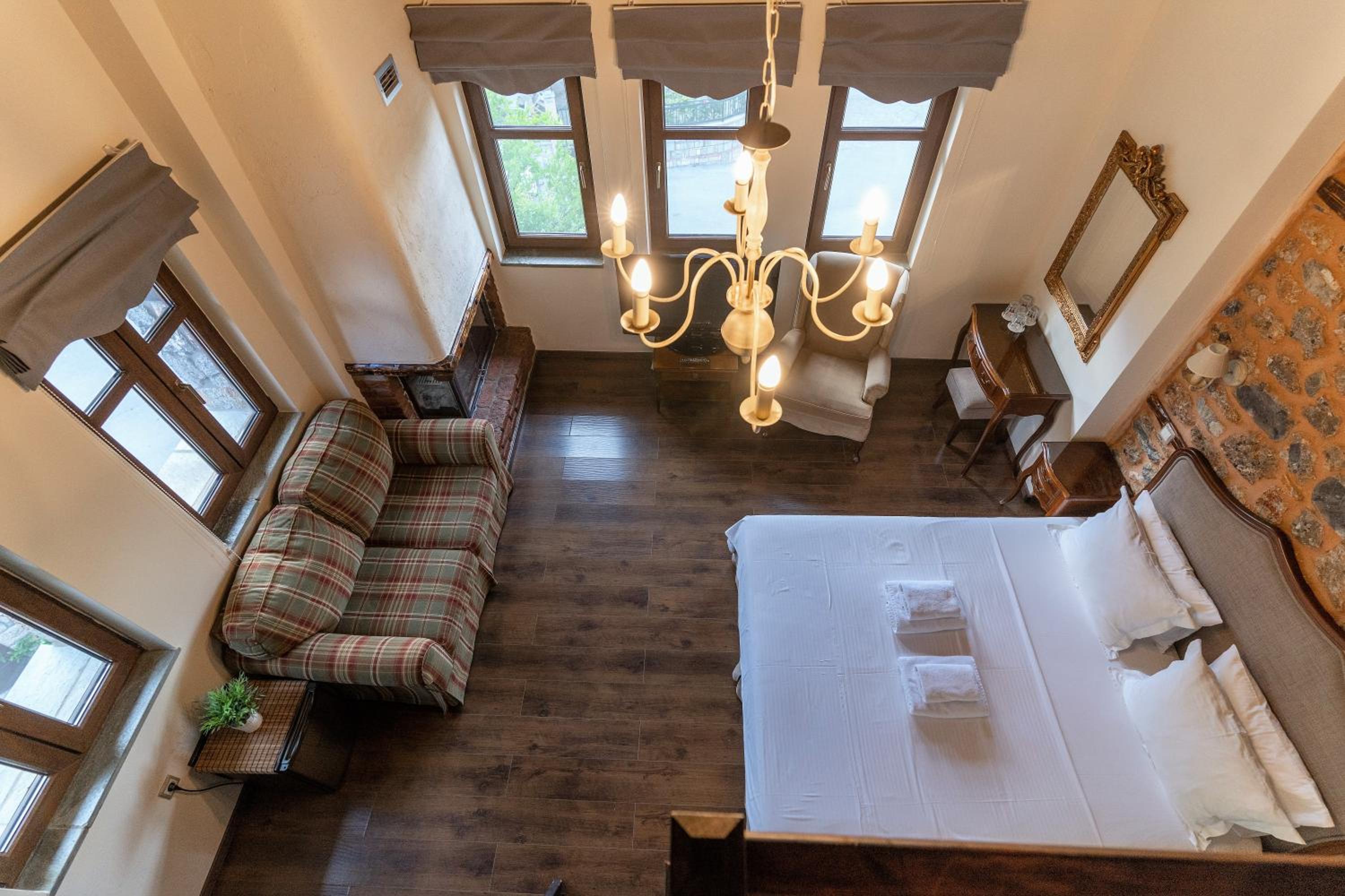 Family Room with Mountain View - Photo 10