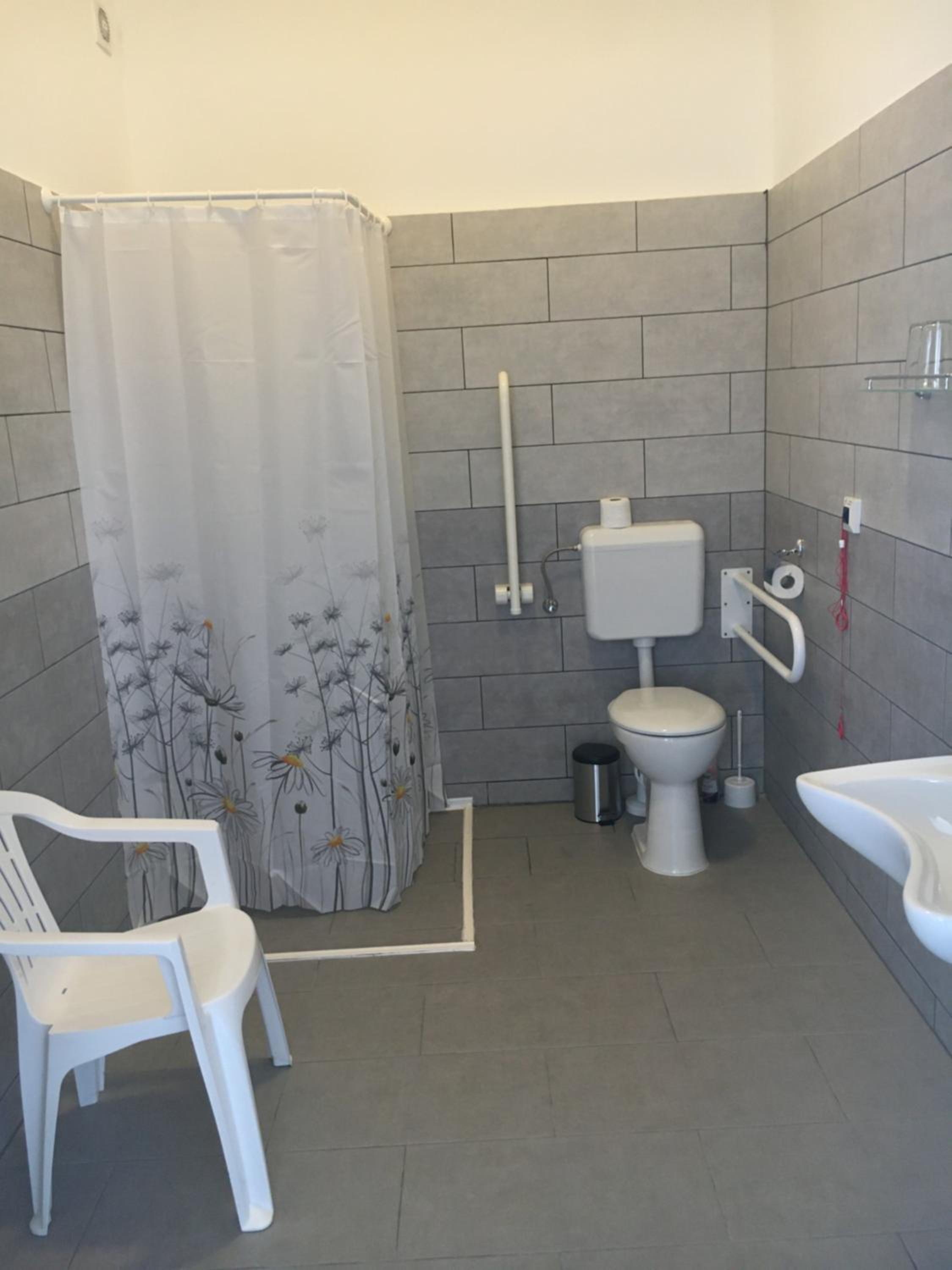Twin Room - Disability Access photo 3
