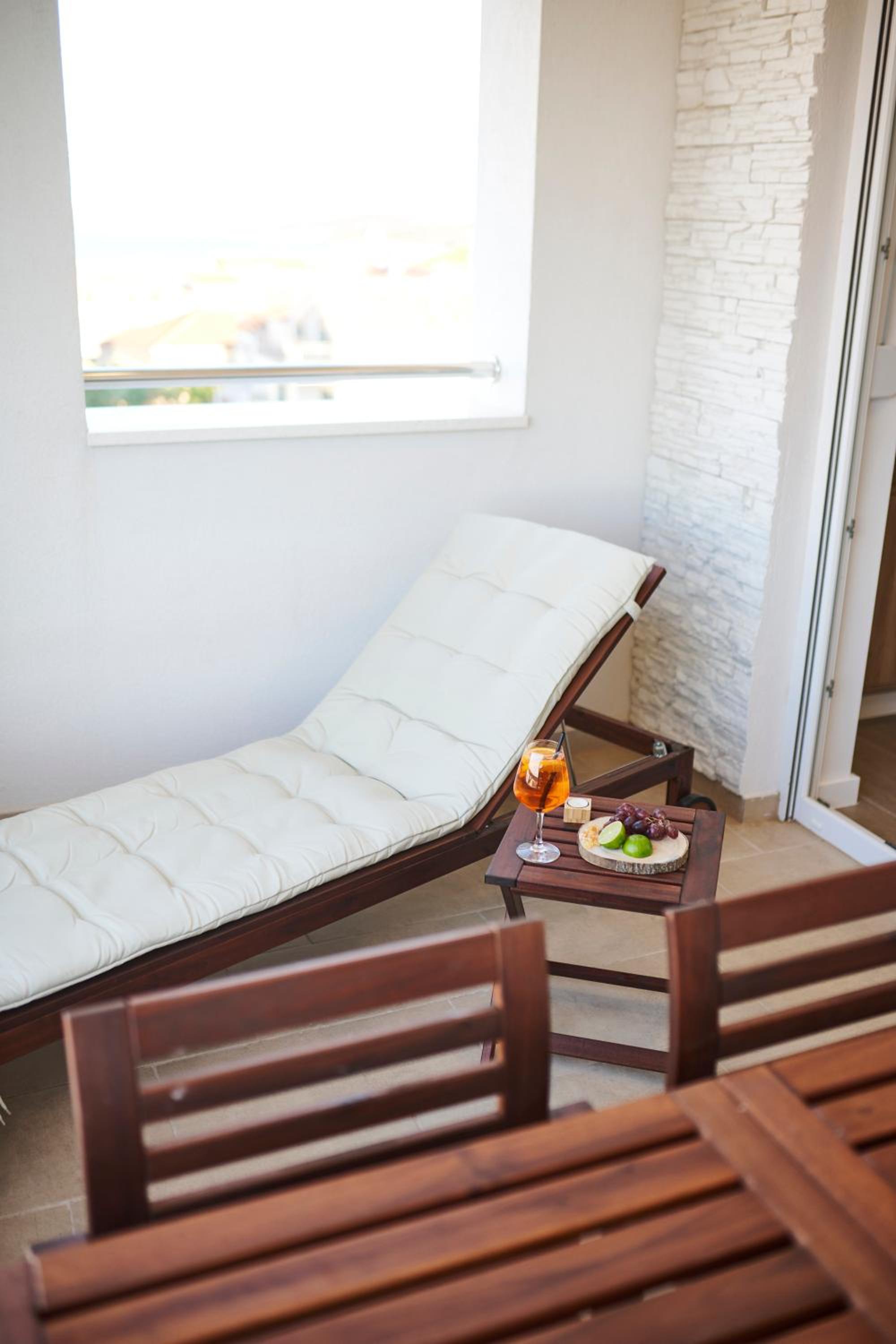 Studio Apartment with Balcony - Photo 6