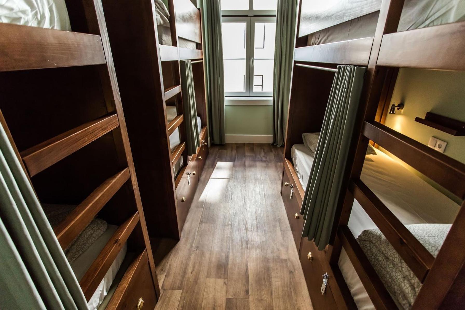 Bed in 8-Bed Female Dormitory Room photo 1