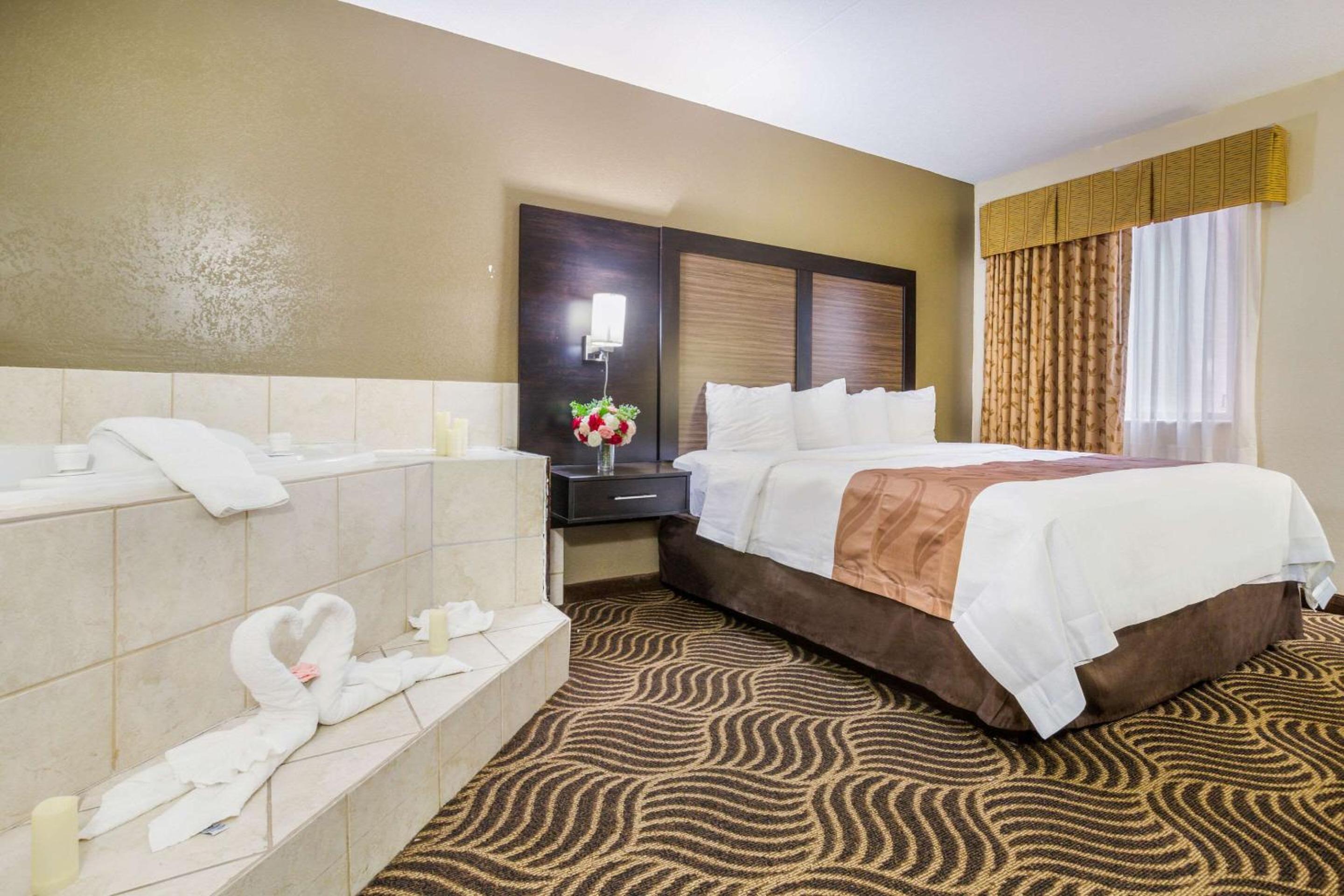 King Room with Hot Tub - Non Smoking photo 1