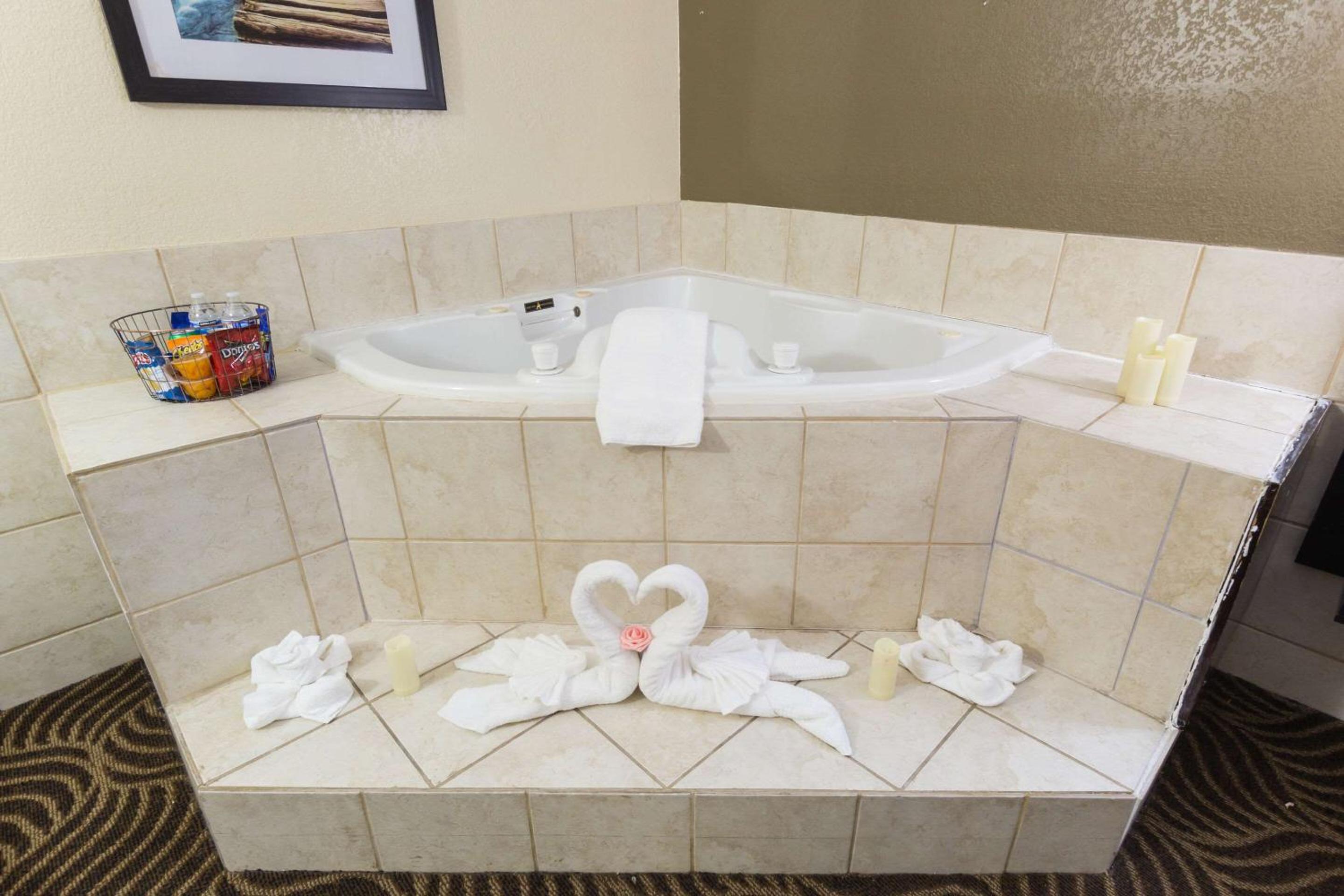 King Room with Hot Tub - Non Smoking photo 2