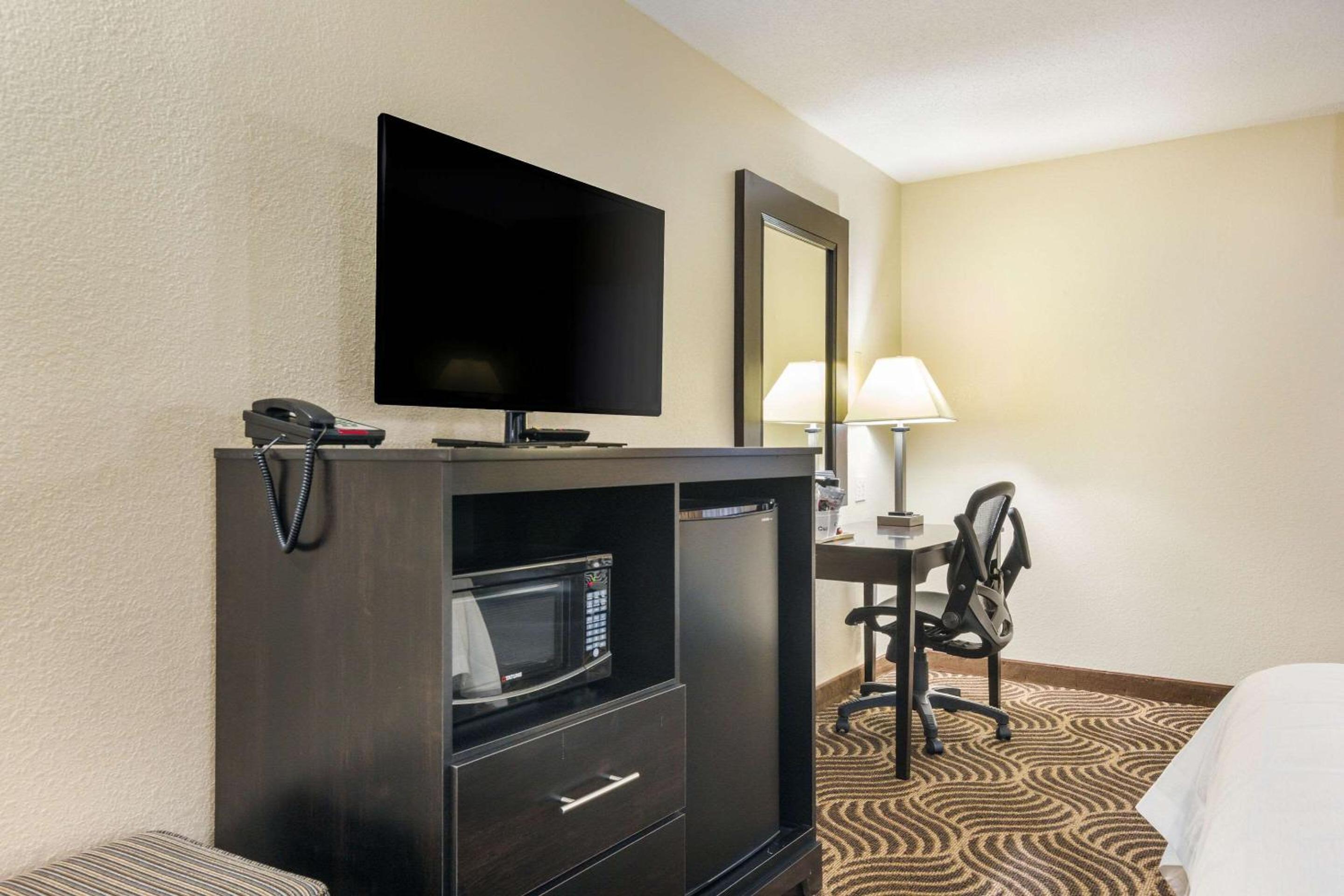 Queen Room - Non-Smoking at Quality Inn & Suites Florence - Cincinnati South in Florence