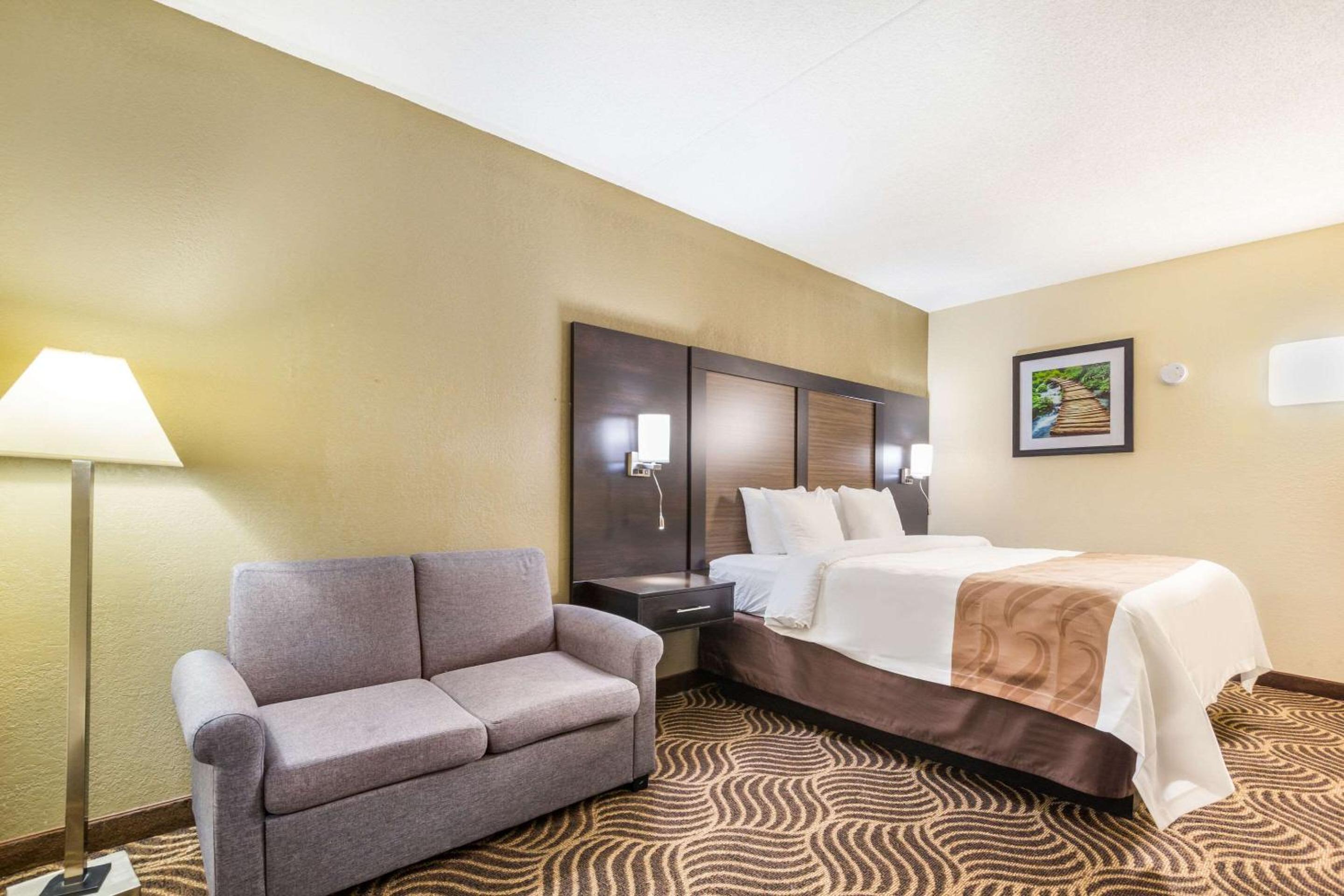 King Suite - Non-Smoking photo 2
