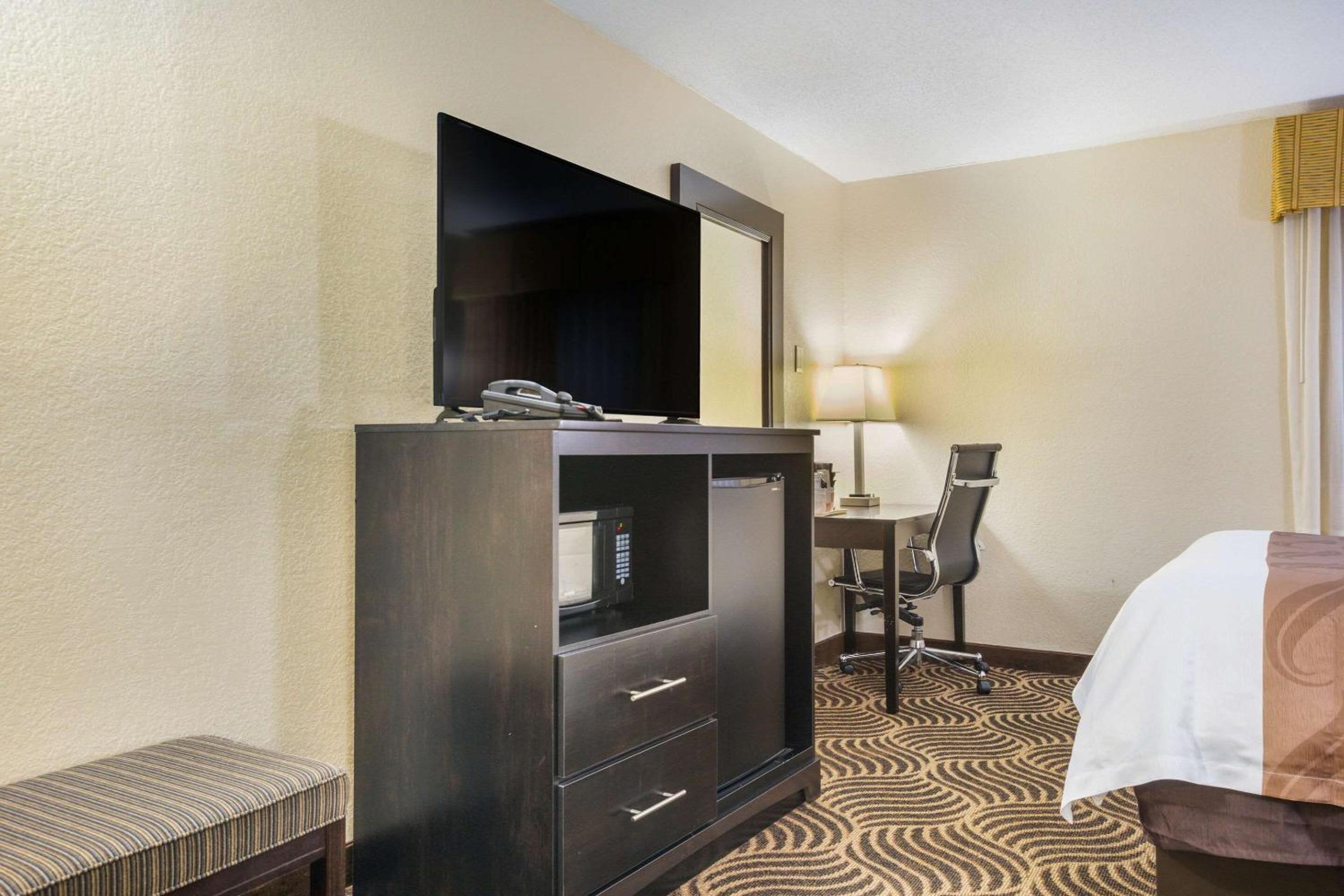Queen Suite with Sofa Bed - Non-Smoking photo 3