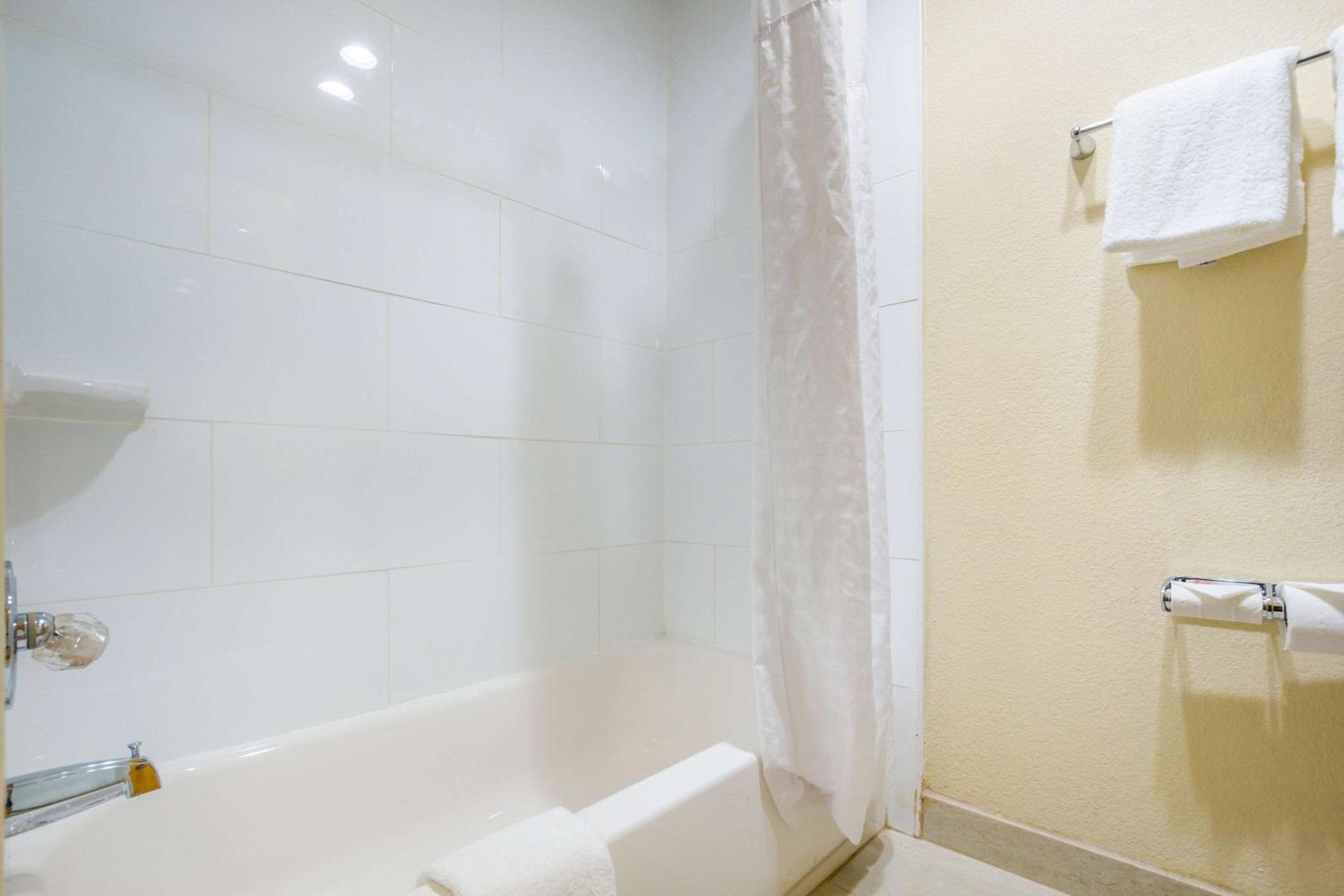 Standard Room with Two Double Beds - Non-Smoking - Photo 4