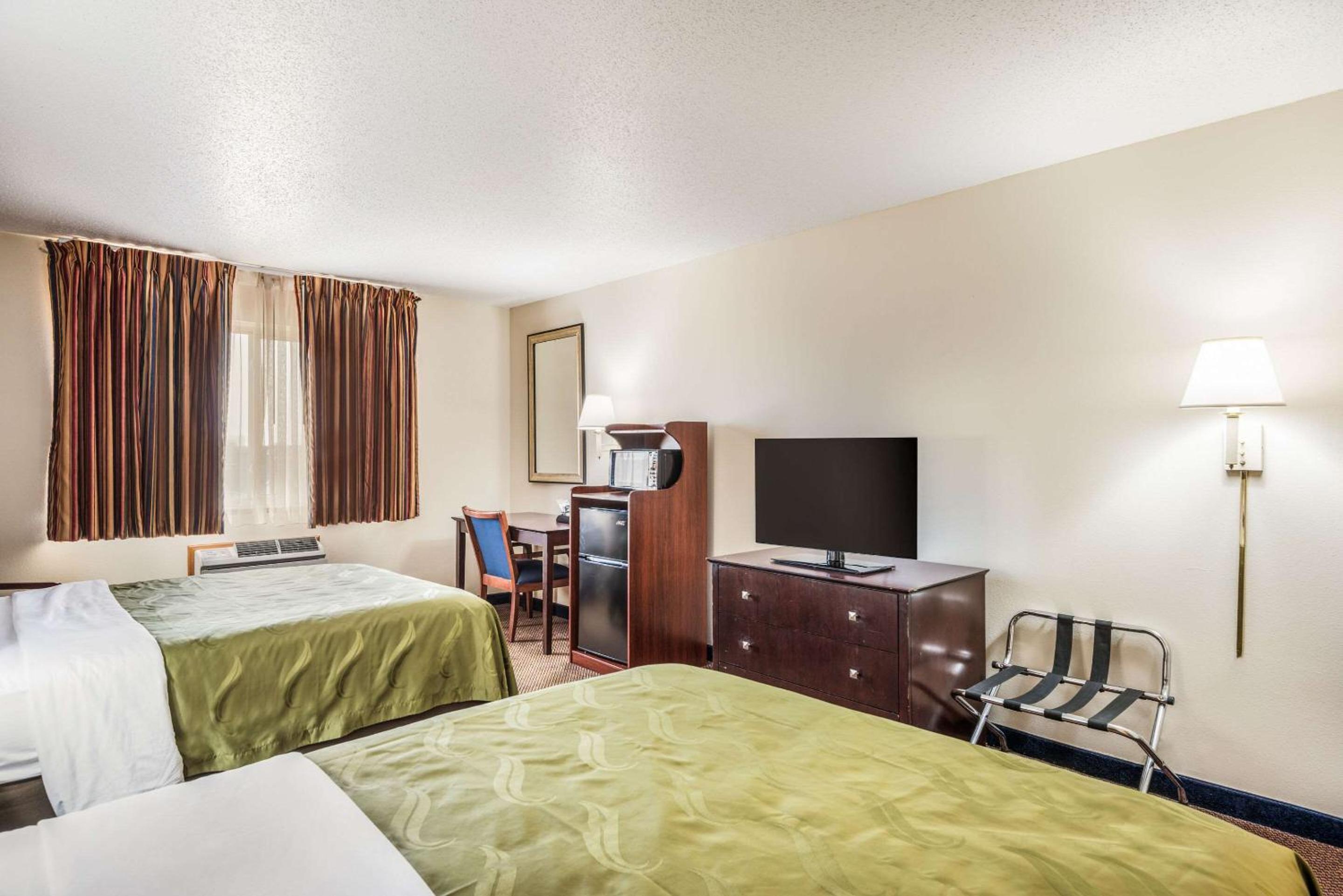 Queen Room with Two Queen Beds - Non-Smoking - Photo 1