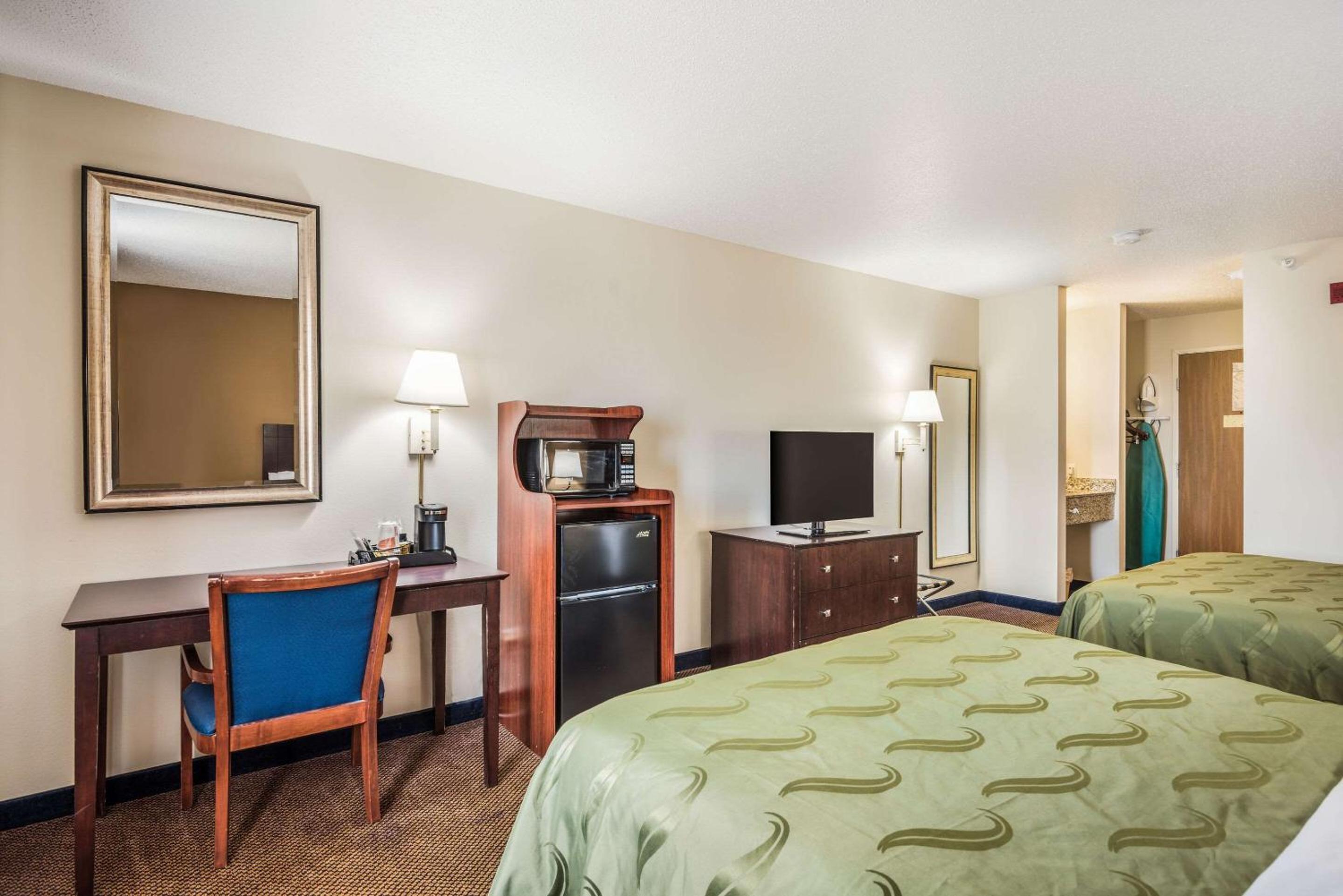 Queen Room with Two Queen Beds - Non-Smoking - Photo 4