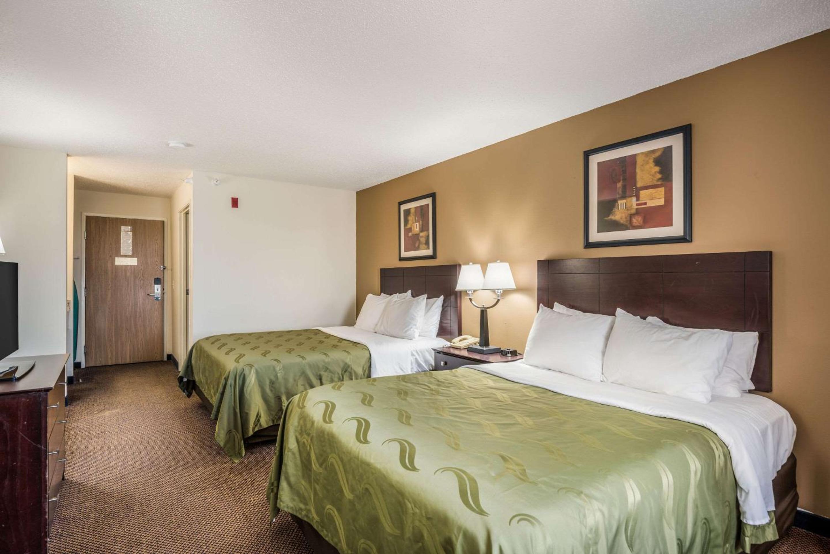 Queen Room with Two Queen Beds - Non-Smoking - Photo 5