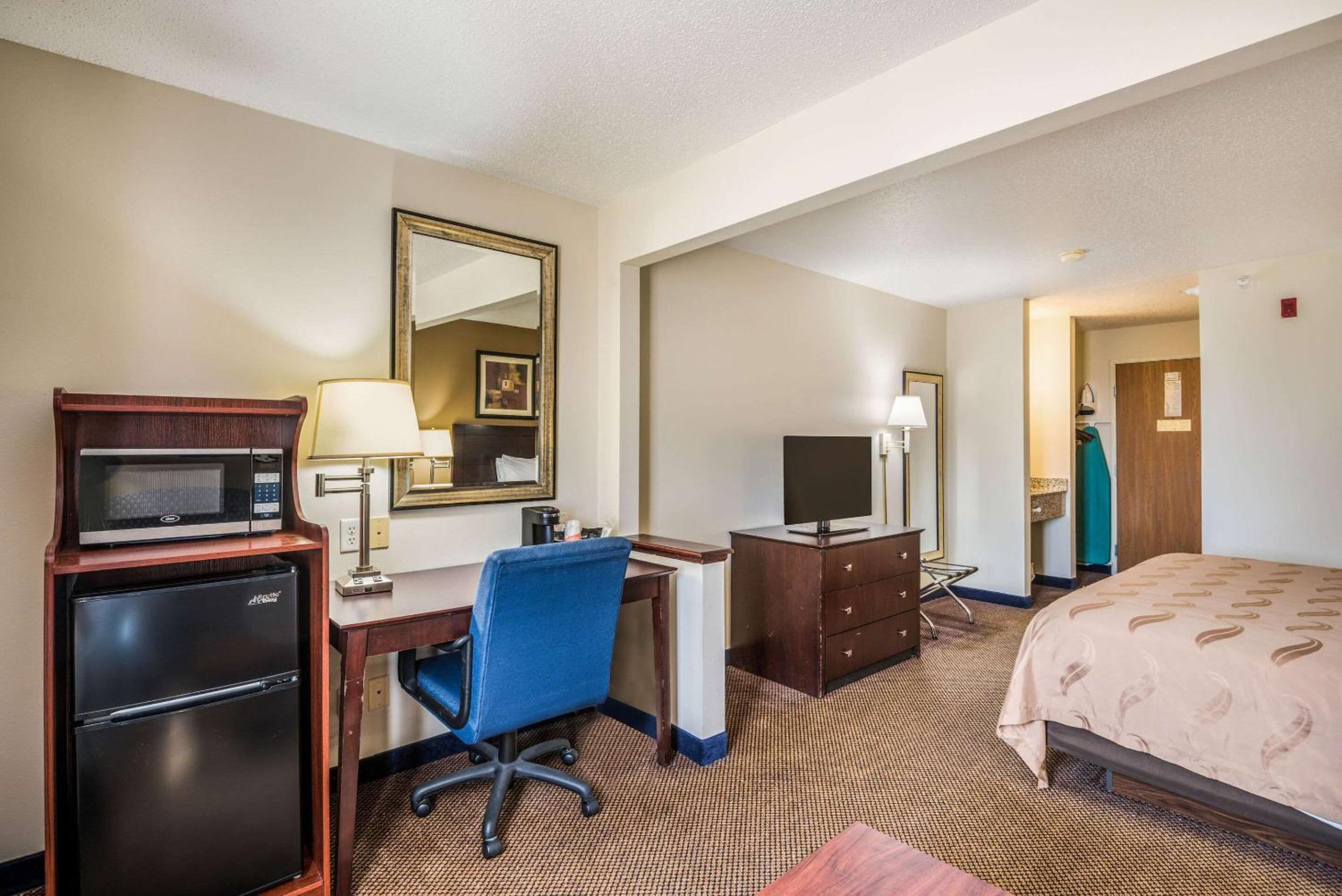 King Room - Non-Smoking - Photo 4