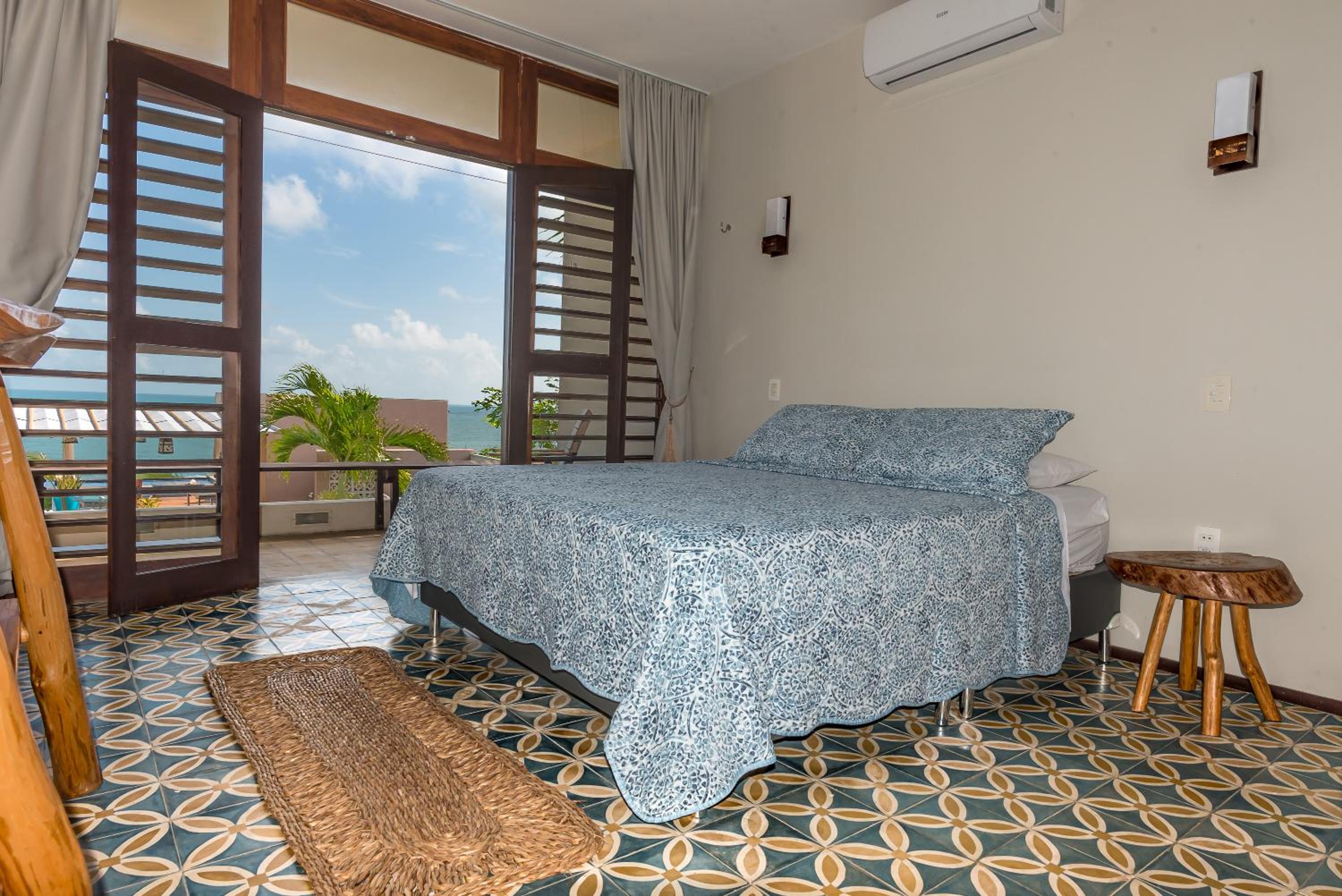 Double Room with Balcony and Sea View - Photo 3