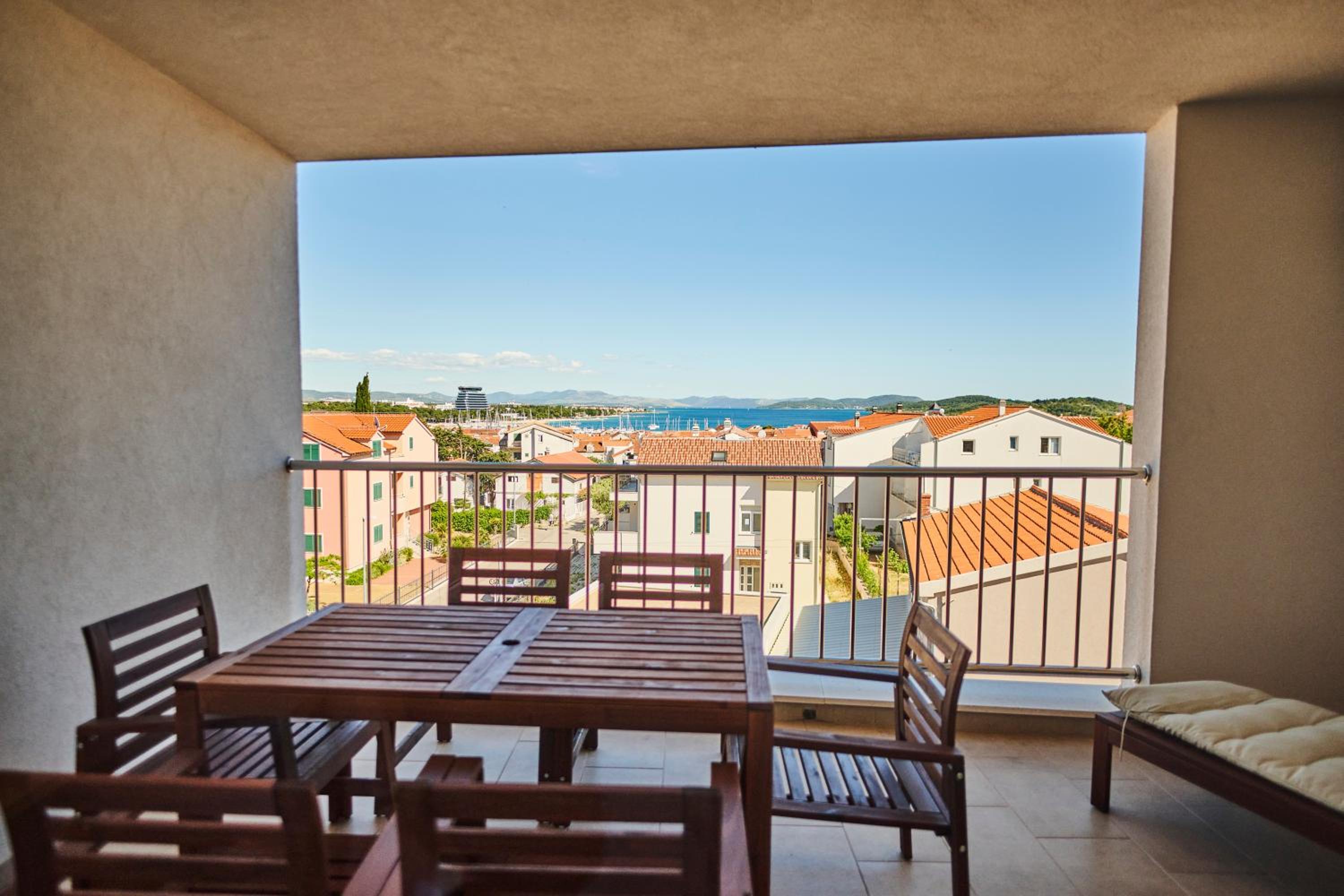 Two-Bedroom Apartment with Balcony and Sea View - Photo 17