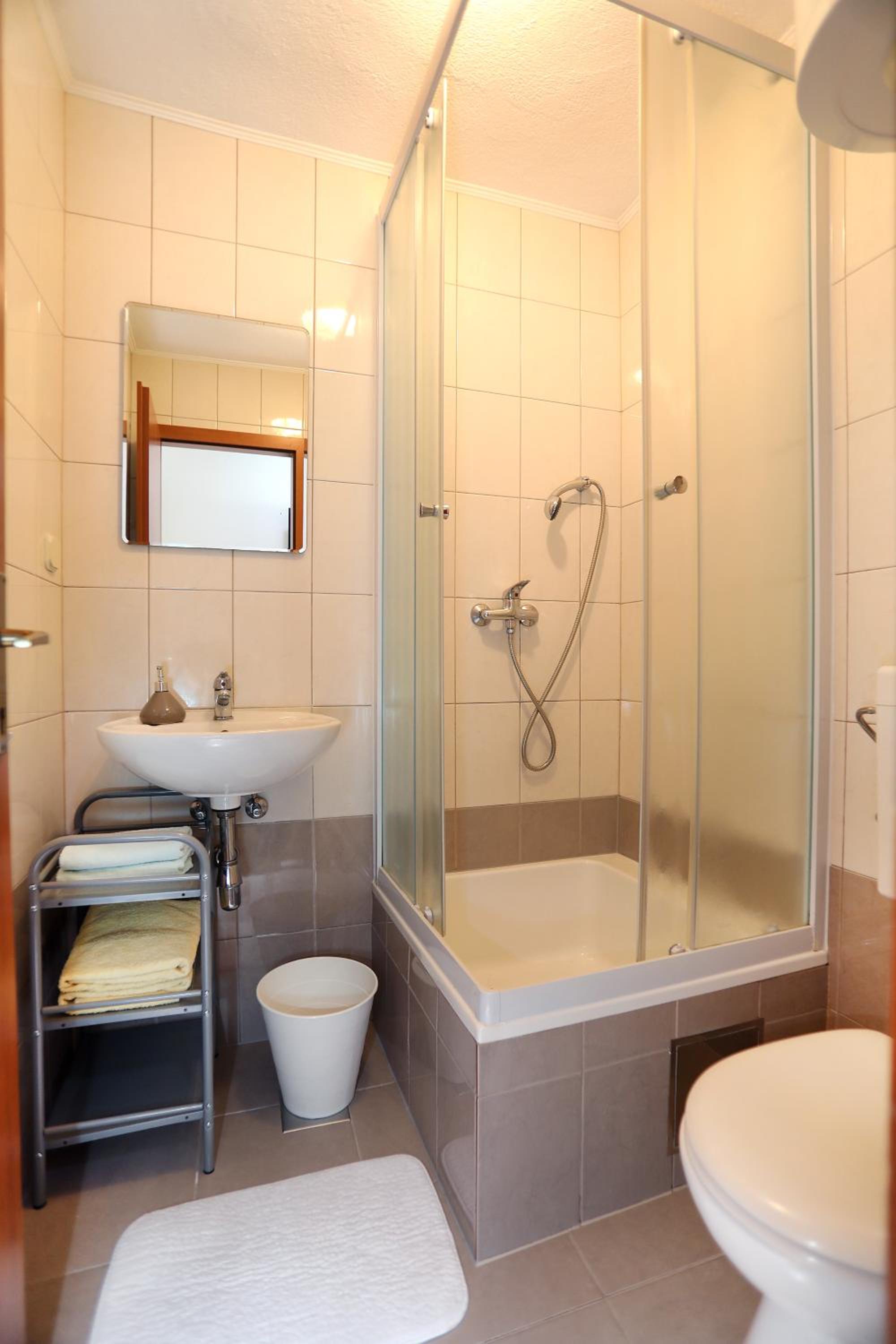 Standard Queen Room - Photo 10