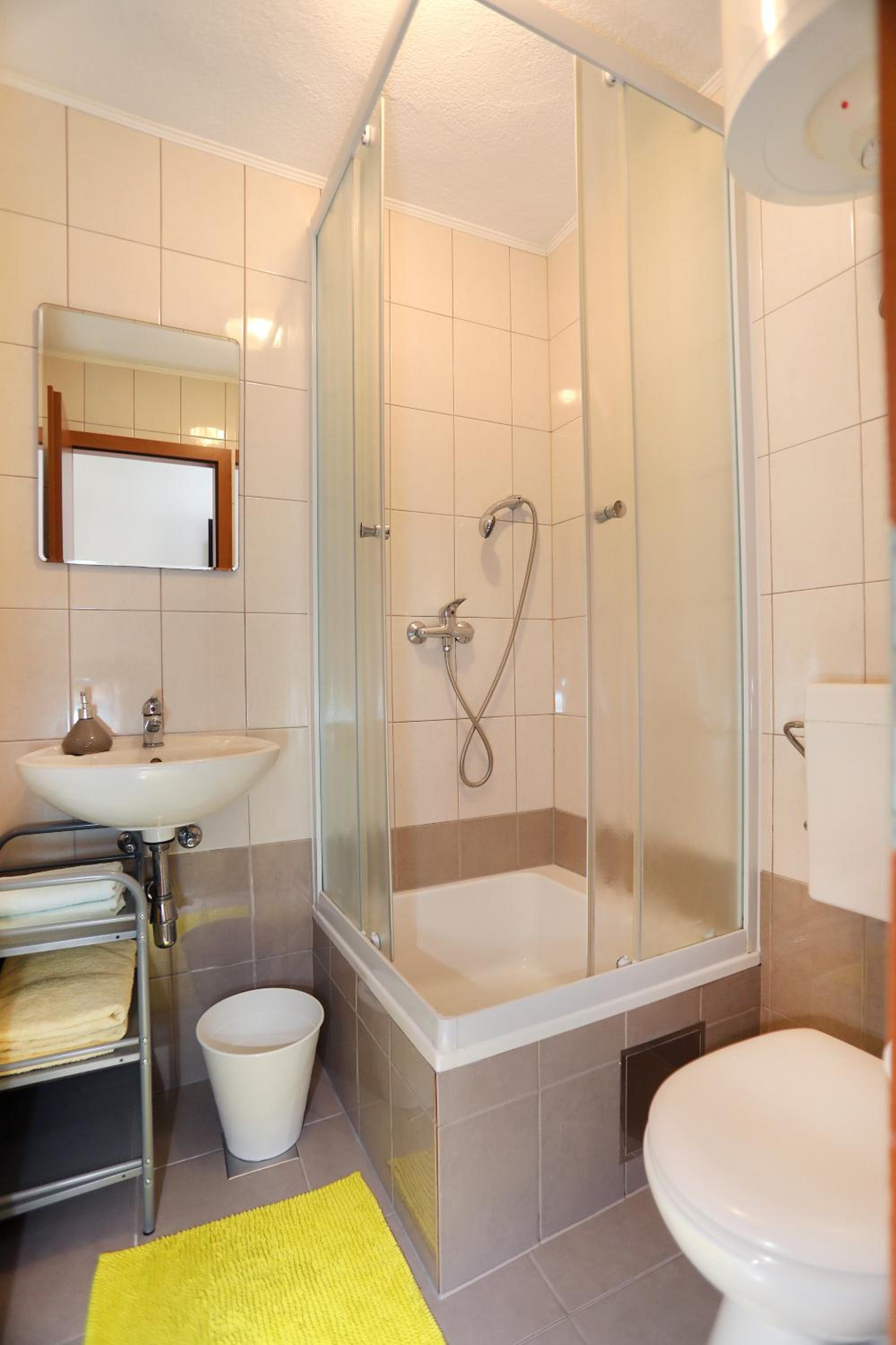 Standard Queen Room - Photo 7