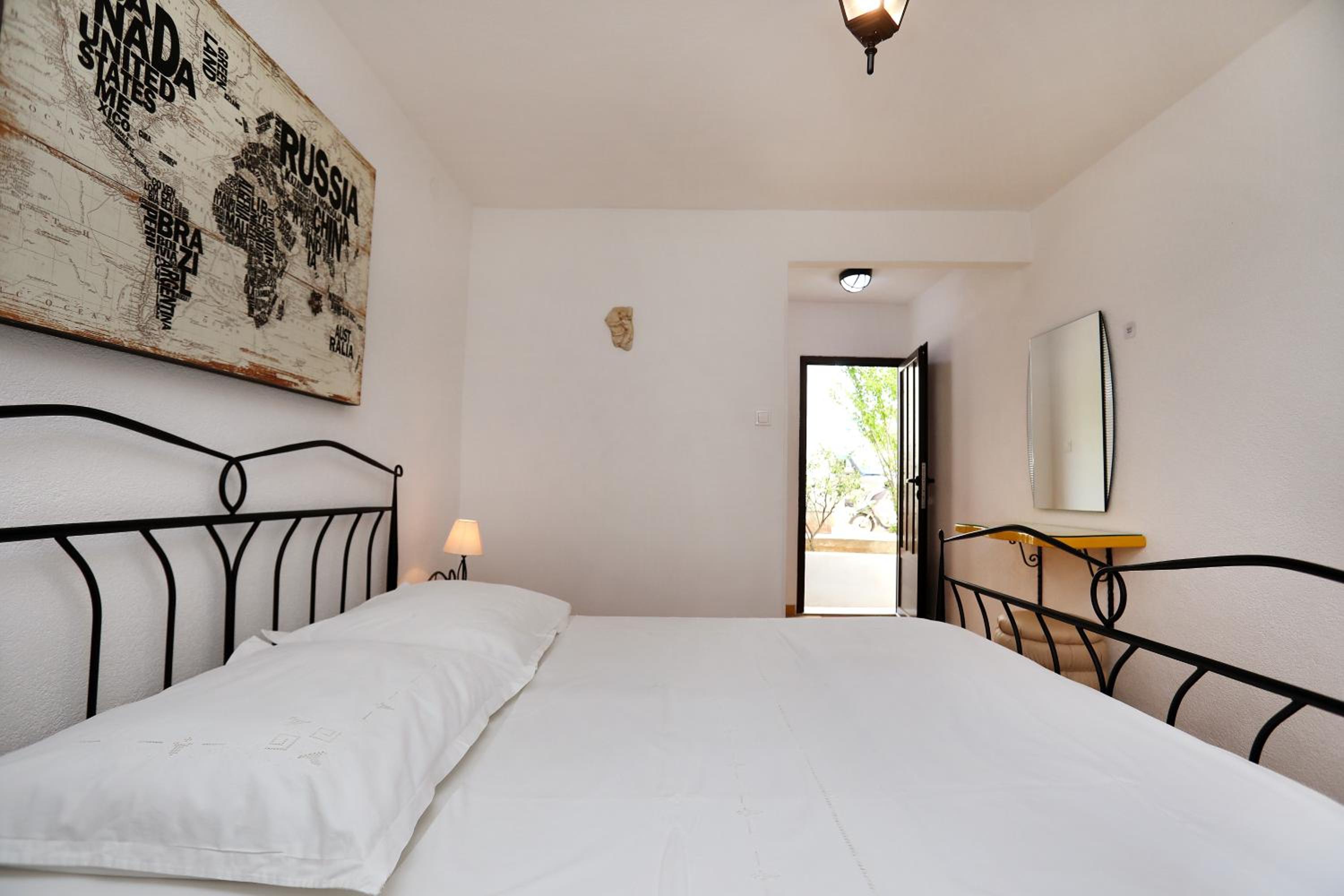Standard Queen Room - Photo 8