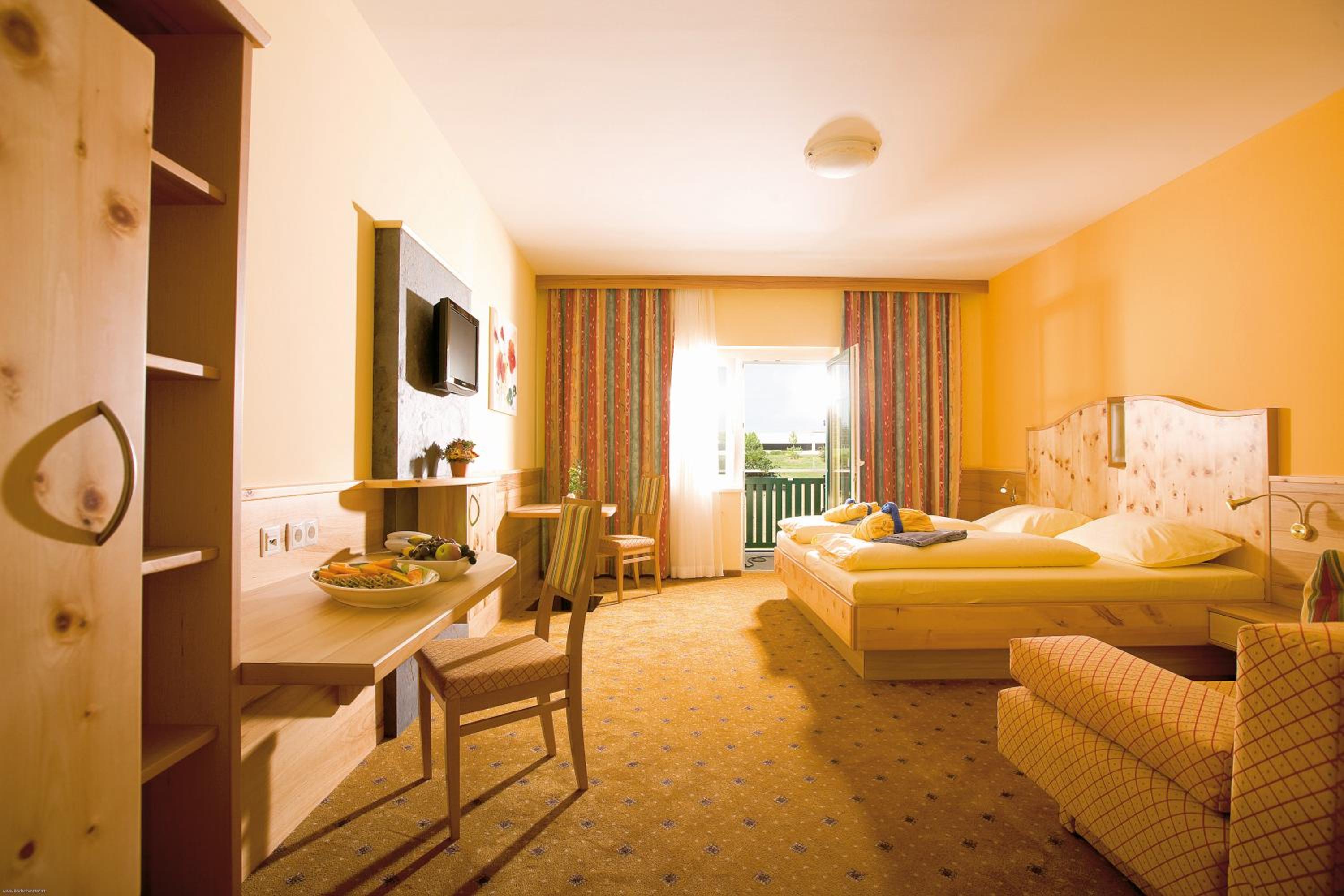 Family Room with Balcony or Terrace photo 2