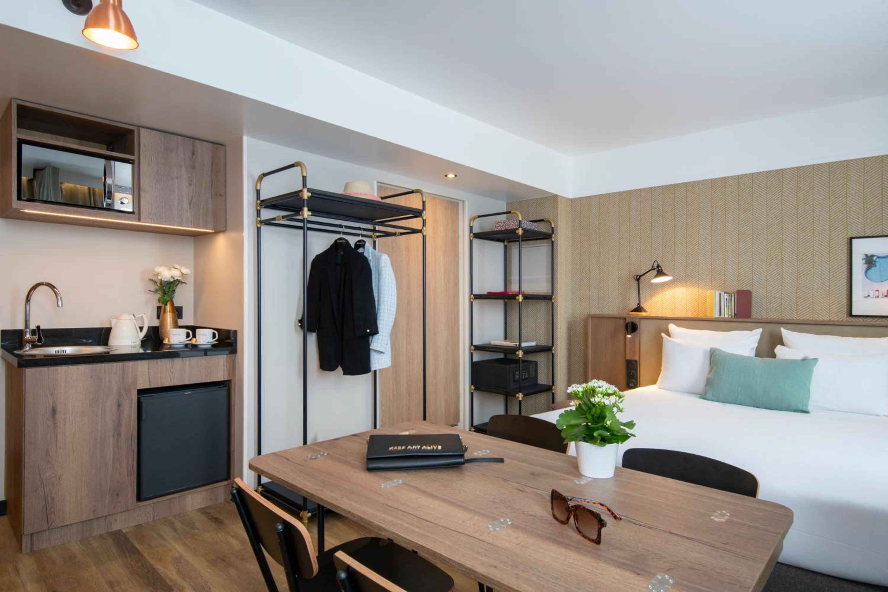 Superior Suite with Double Bed and Sofa Bed - Photo 9