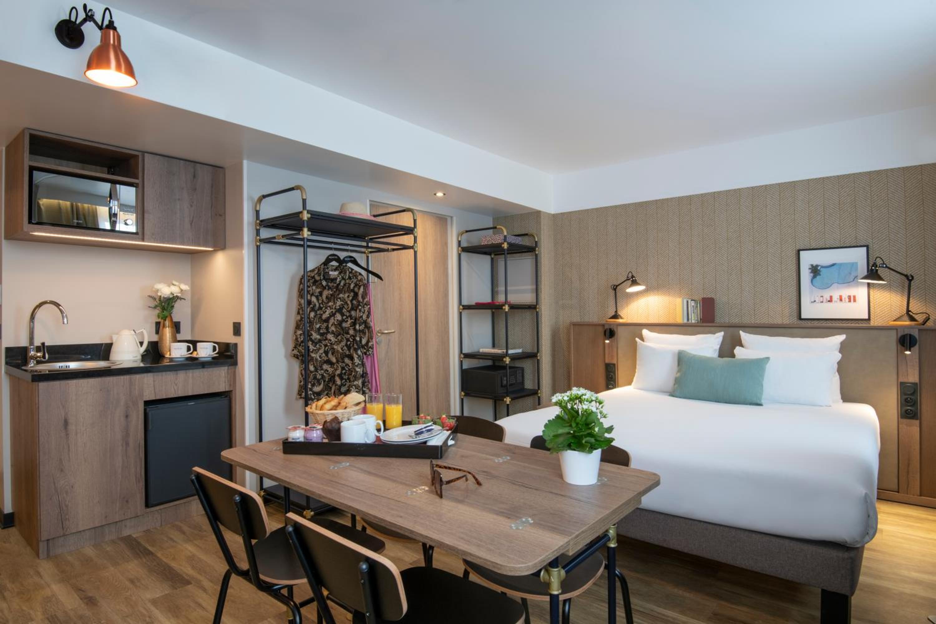 Superior Suite with Double Bed and Sofa Bed - Photo 8