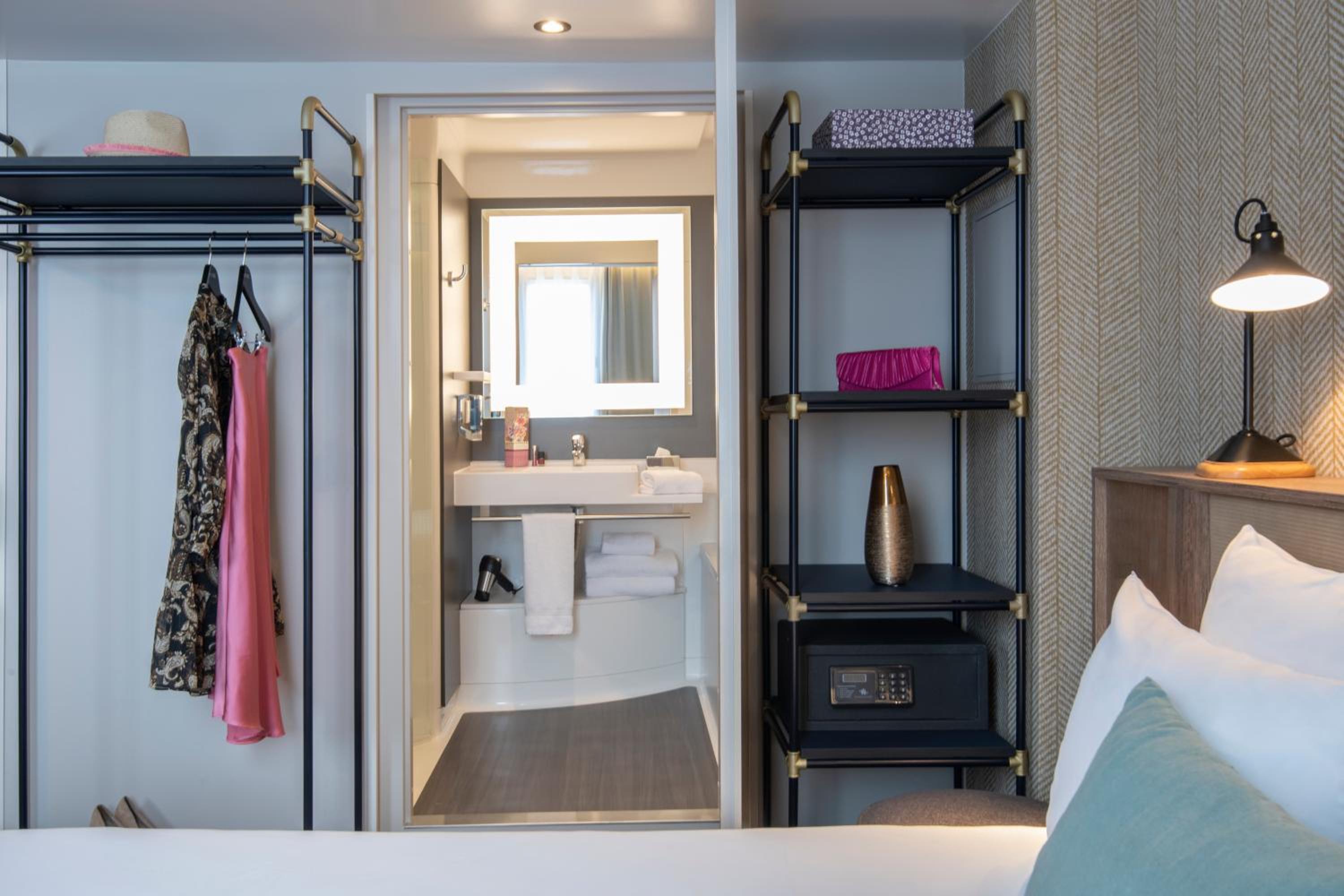 Superior Suite with Double Bed and Sofa Bed - Photo 7