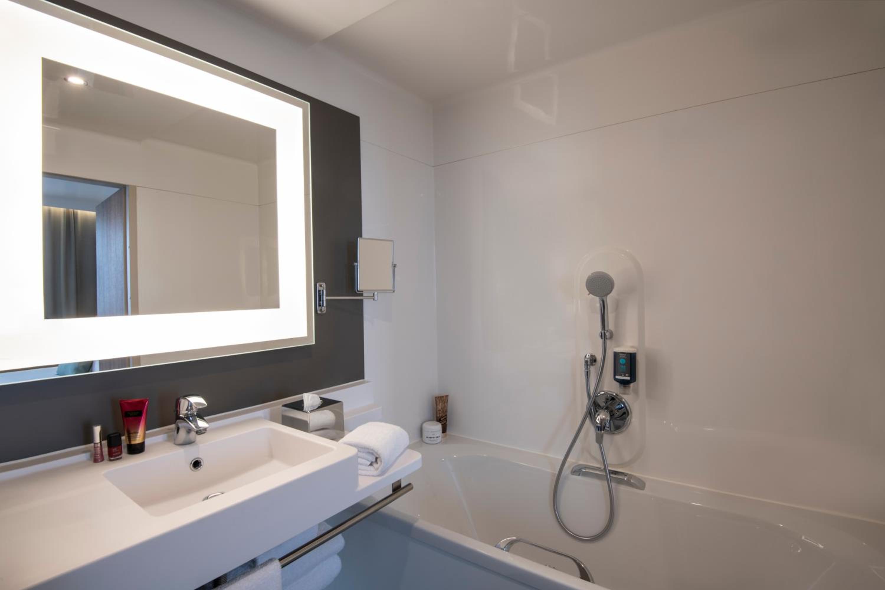 Superior Suite with Double Bed and Sofa Bed - Photo 5