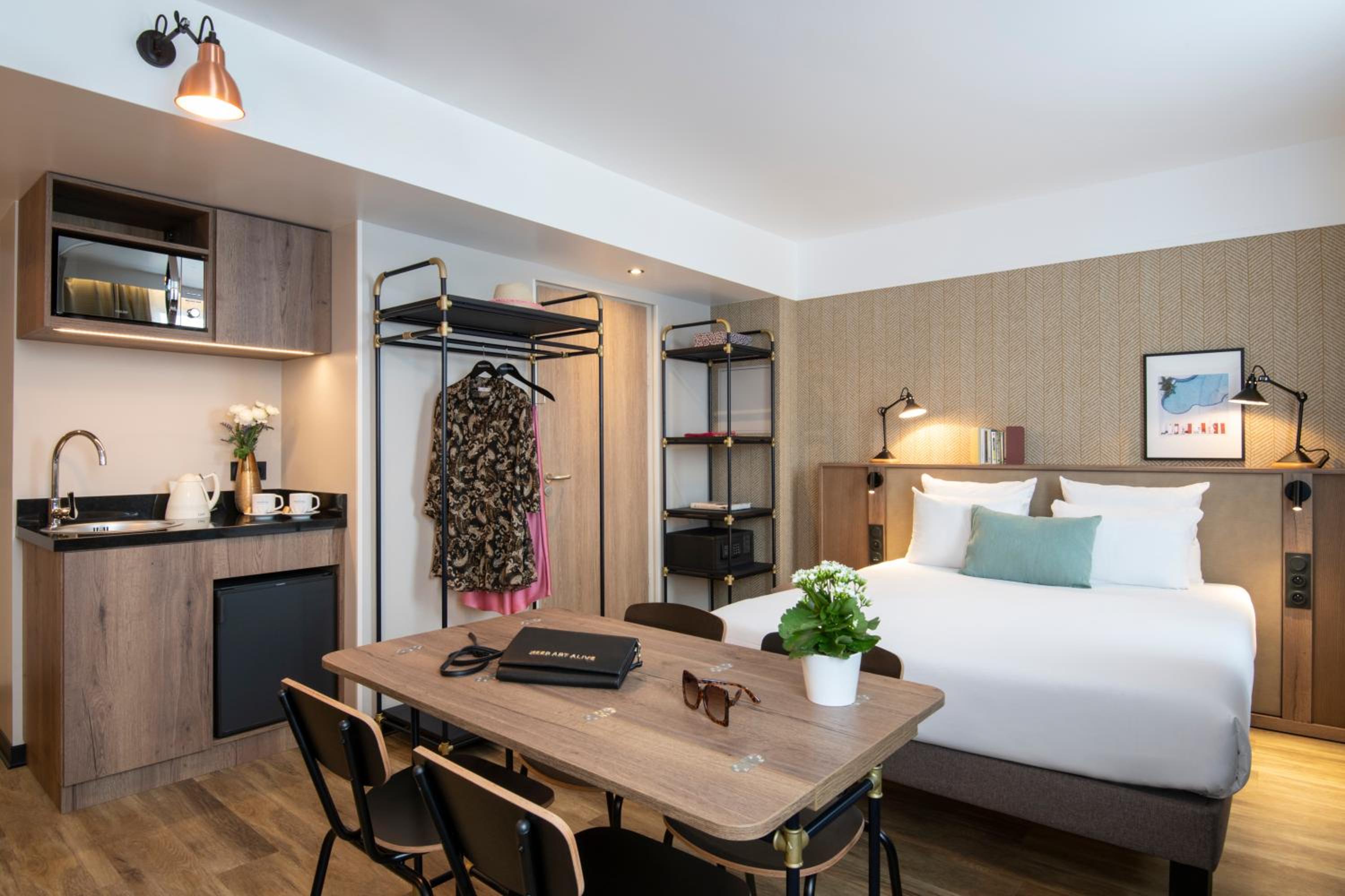 Superior Suite with Double Bed and Sofa Bed - Photo 4