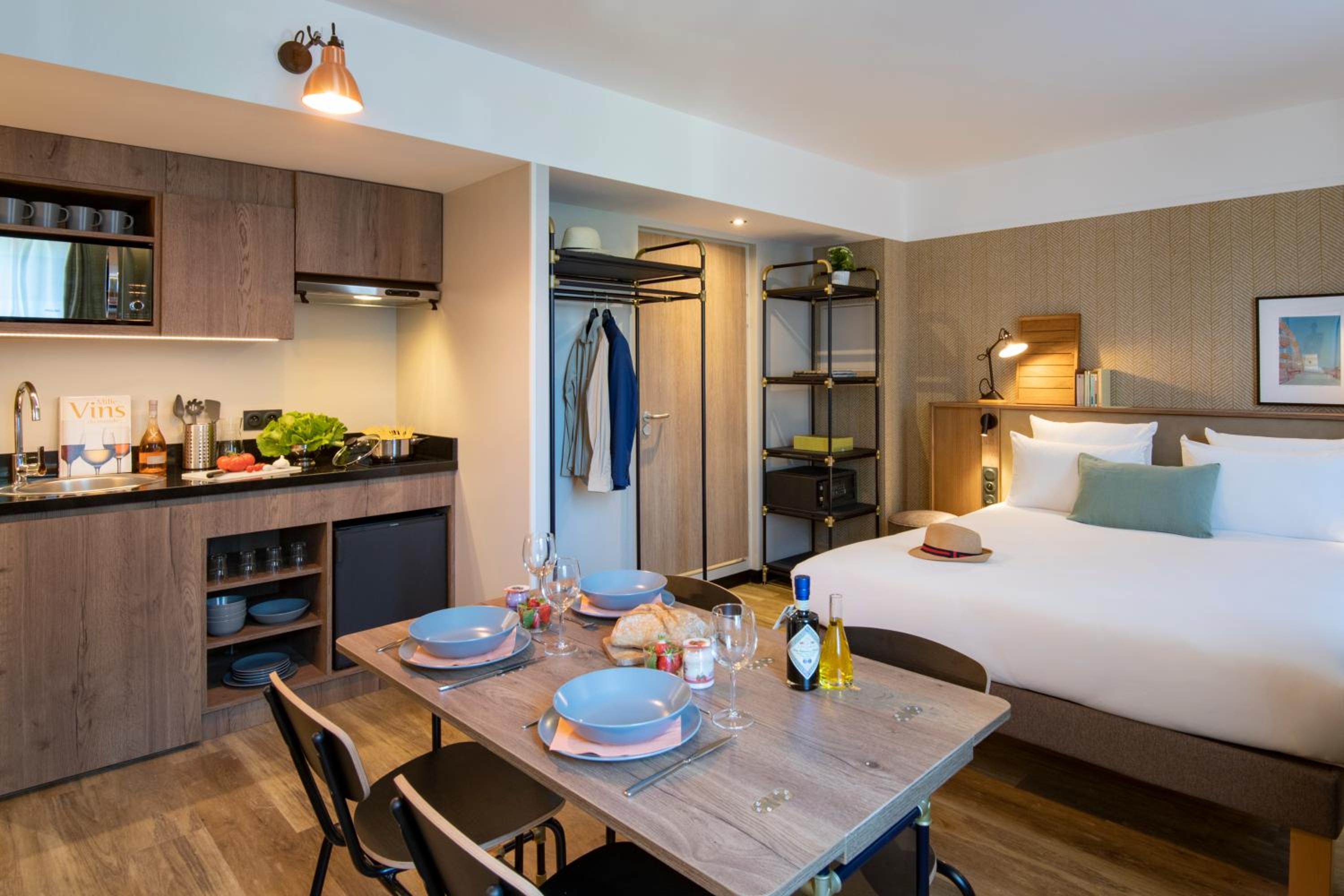 Studio with Kitchenette - One Double Bed and Sofabed - Photo 9