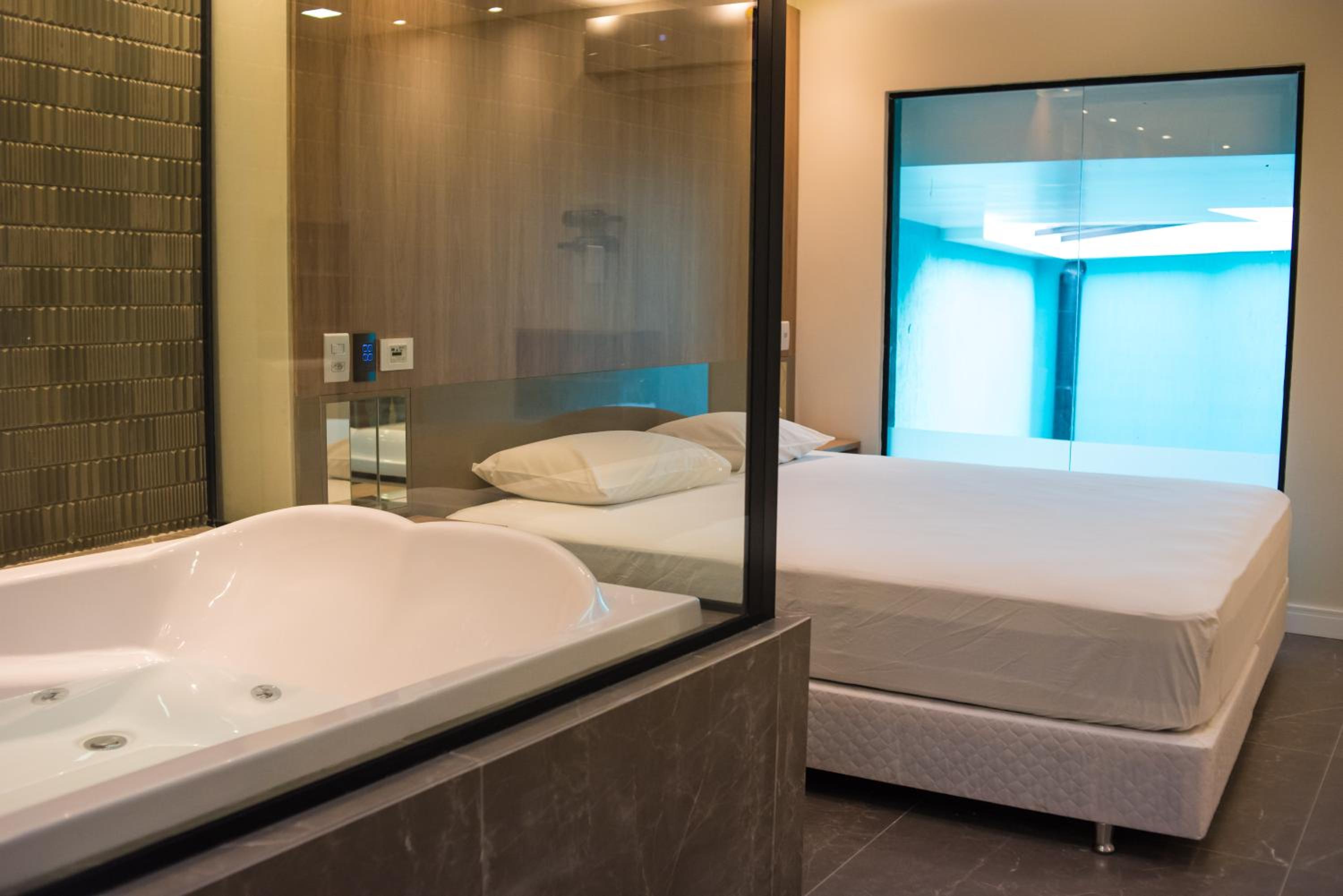 Junior Suite with Private Pool - Photo 1