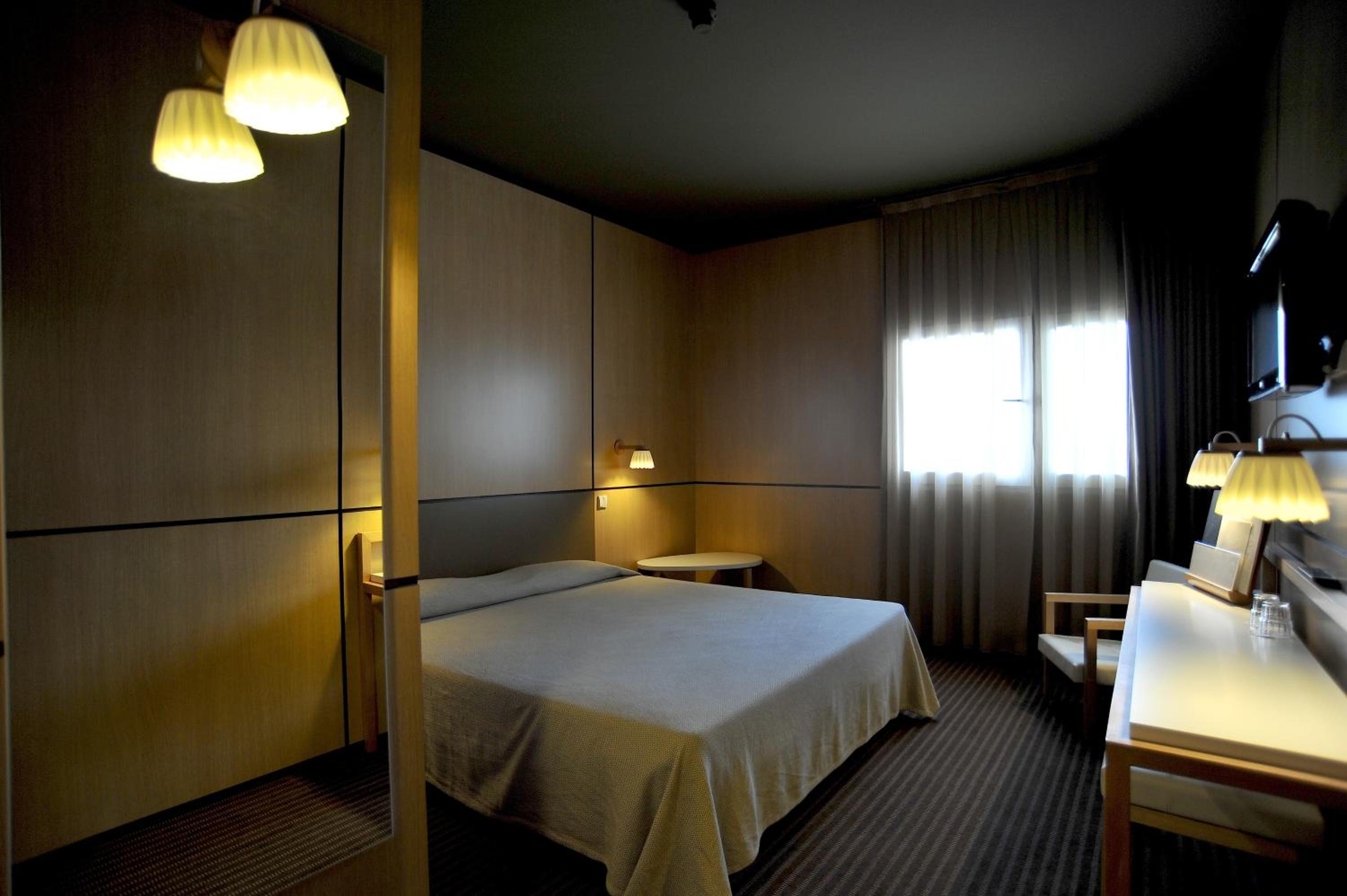 Double Room with City View - Photo 3