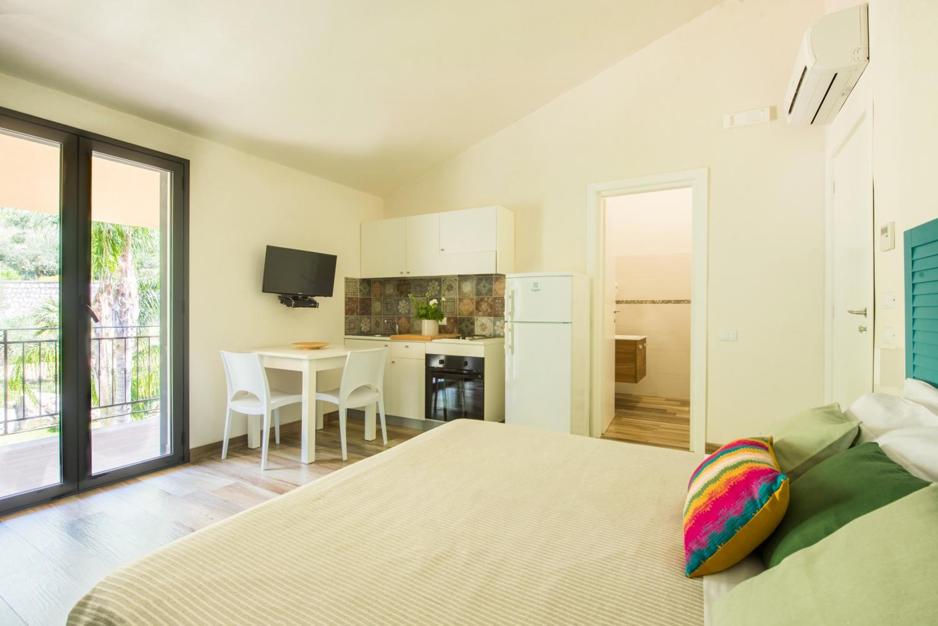 Studio Apartment photo 3