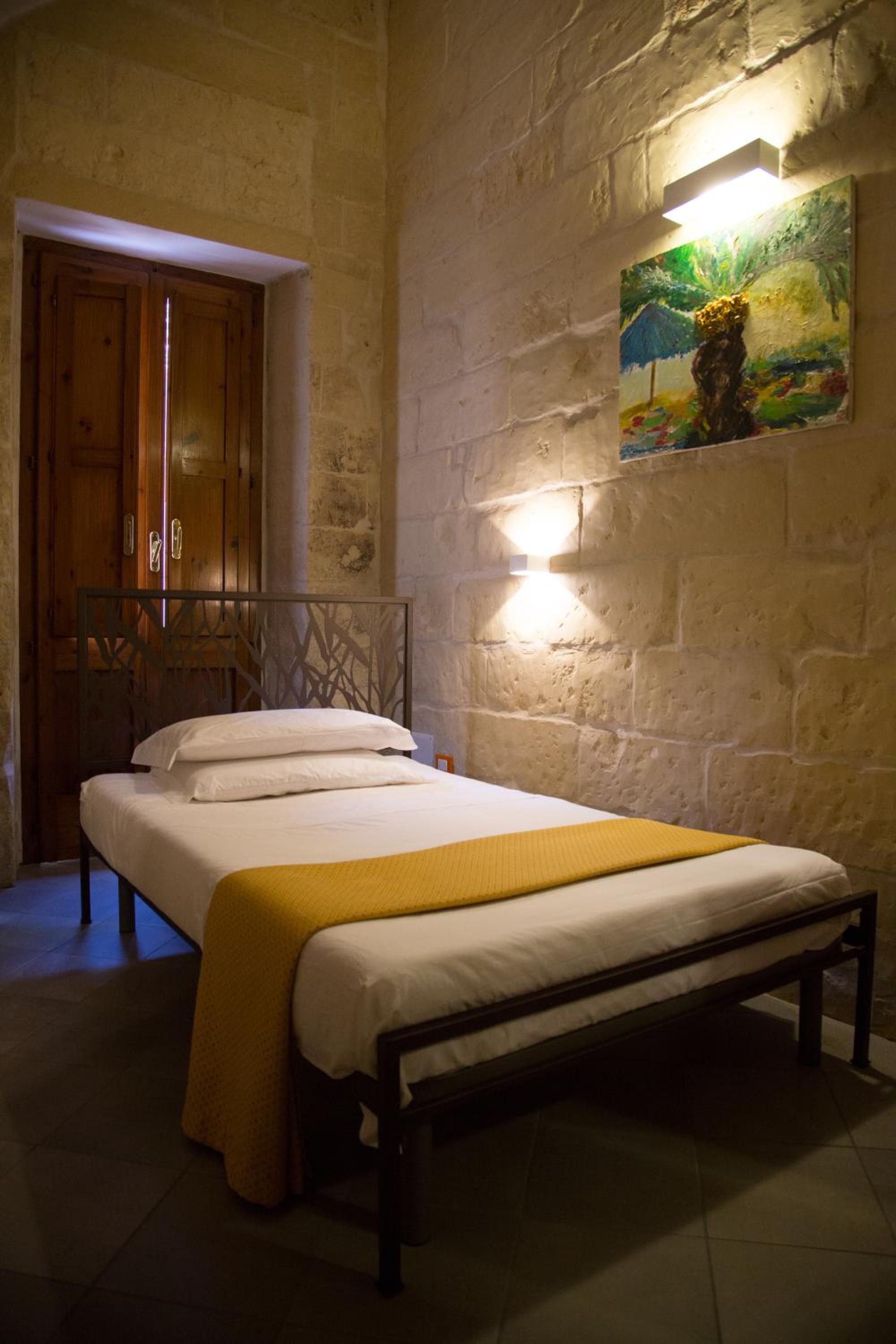 Queen Room with Patio photo 2