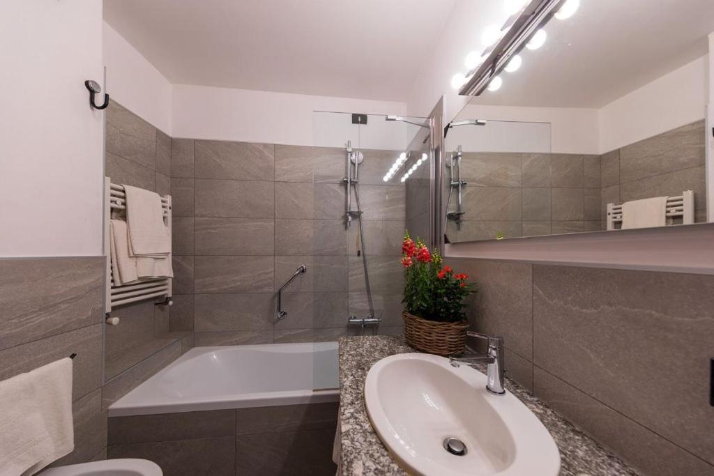 Double or Twin Room with Lake View - Photo 8
