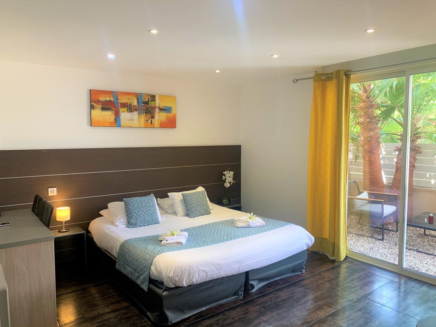Junior Suite with Terrace and heated swimming pool access
