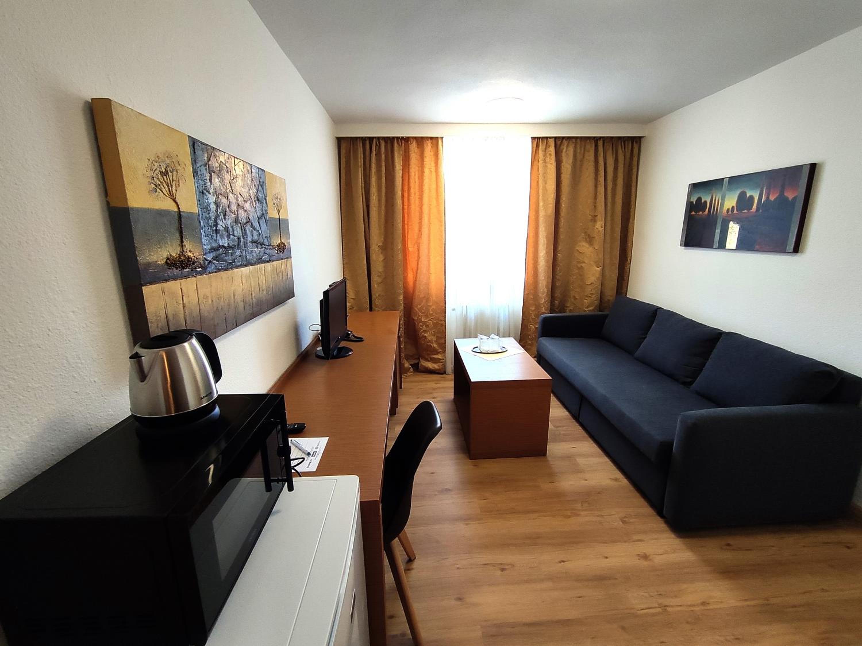 Apartment with Balcony - Photo 4