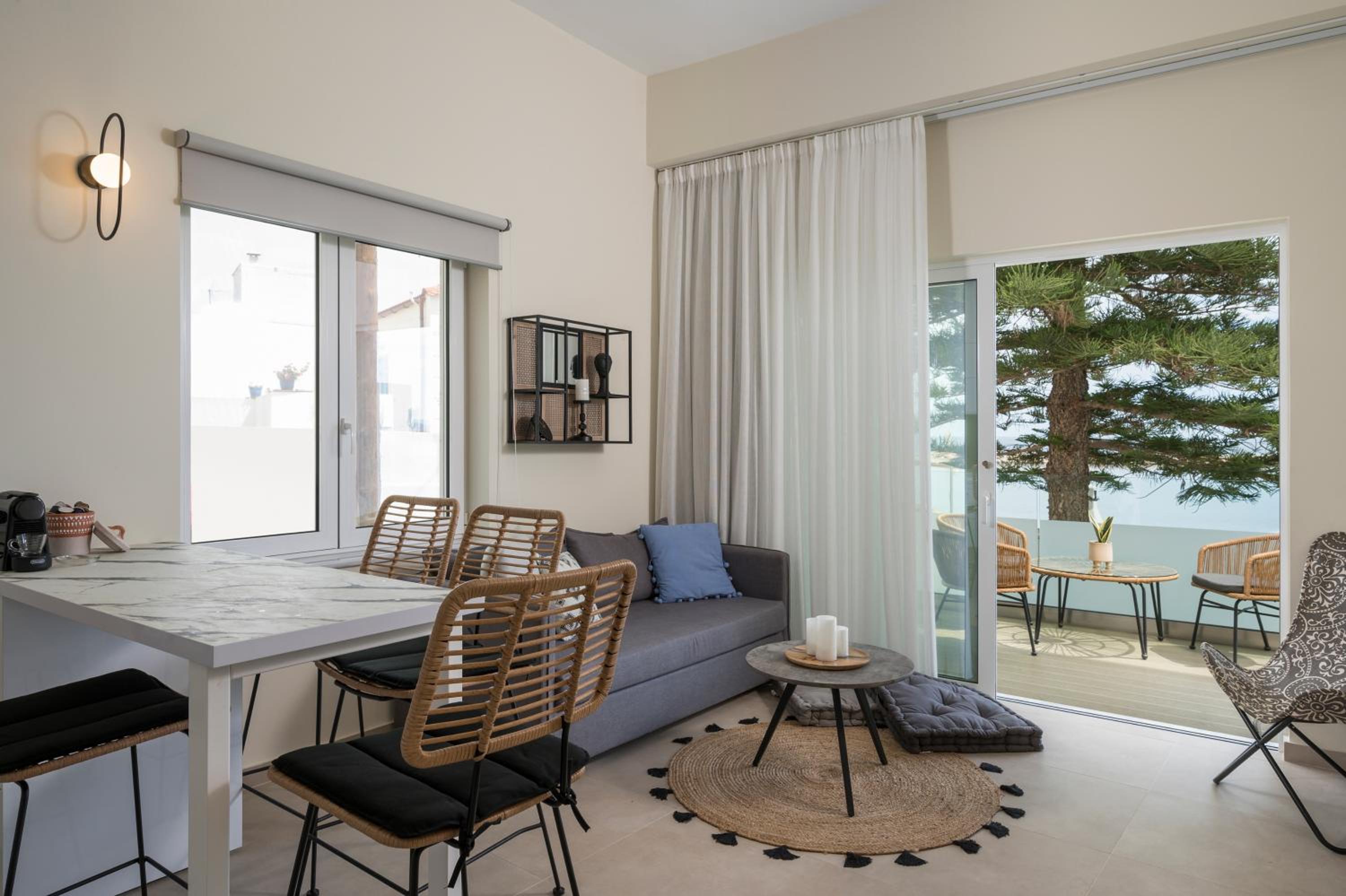 One-Bedroom Apartment with Sea View photo 2